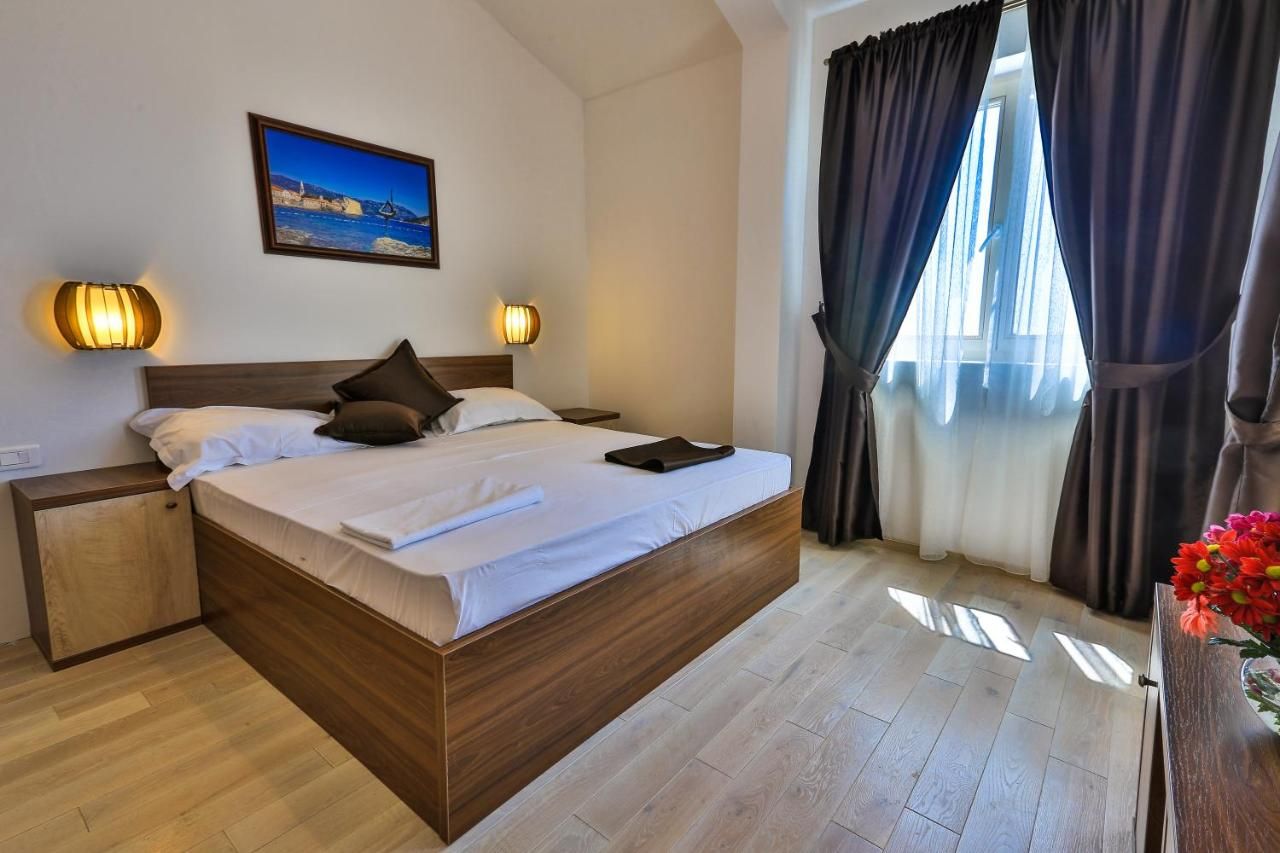 Na prodaju luksuzni kompleks od 6 vila ukupne povrsine 1000m2 sa bazenom i panoramskim pogledom na more,Rezevici-Budva - Amfora Real Estate