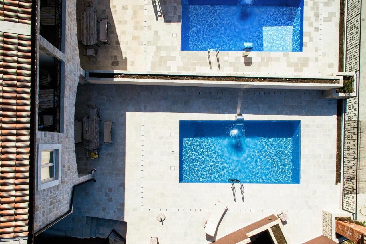 Na prodaju luksuzni kompleks od 6 vila ukupne povrsine 1000m2 sa bazenom i panoramskim pogledom na more,Rezevici-Budva - Amfora Real Estate