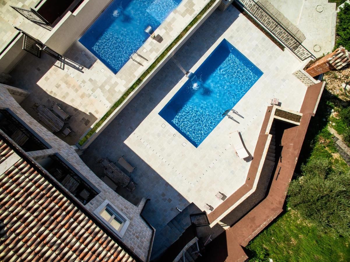 Na prodaju luksuzni kompleks od 6 vila ukupne povrsine 1000m2 sa bazenom i panoramskim pogledom na more,Rezevici-Budva - Amfora Real Estate