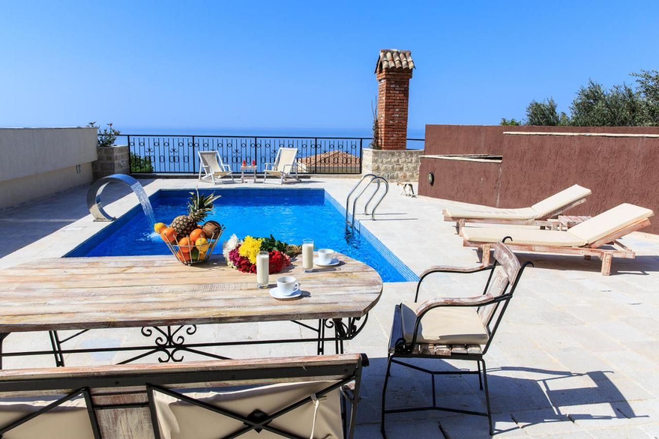 Na prodaju luksuzni kompleks od 6 vila ukupne povrsine 1000m2 sa bazenom i panoramskim pogledom na more,Rezevici-Budva - Amfora Real Estate