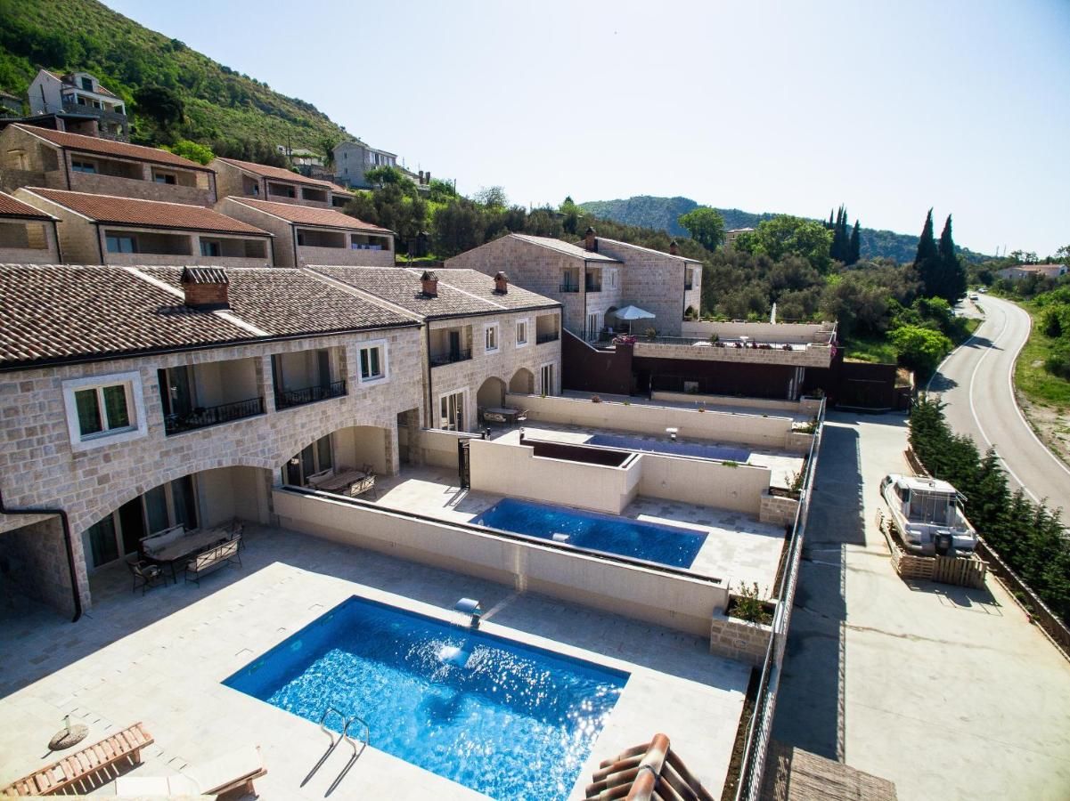 Na prodaju luksuzni kompleks od 6 vila ukupne povrsine 1000m2 sa bazenom i panoramskim pogledom na more,Rezevici-Budva - Amfora Real Estate