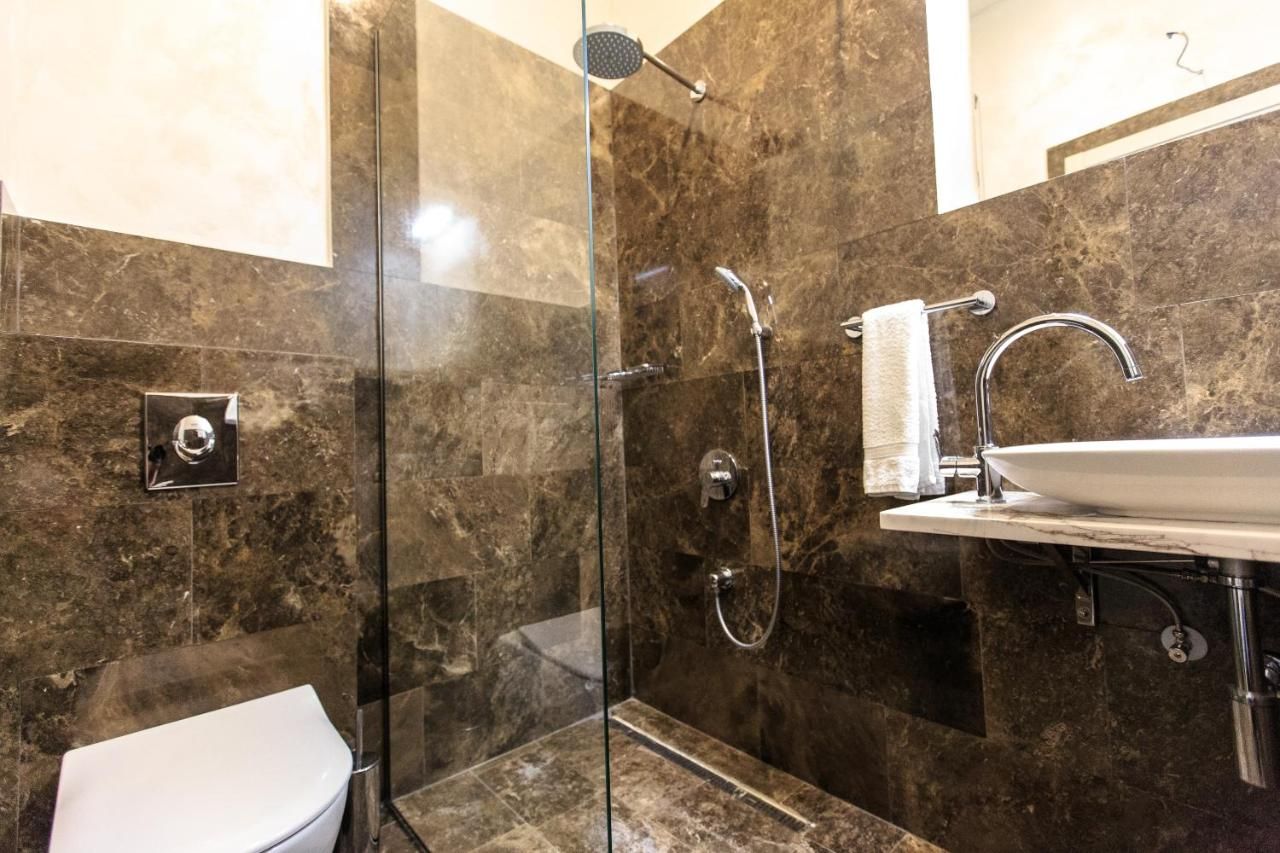 Ekskluzivna luksuzna vila 150m2 sa privatnim bazenom i spektakularnim panoramskim pogledom na more – Reževići, Budva - Amfora Real Estate