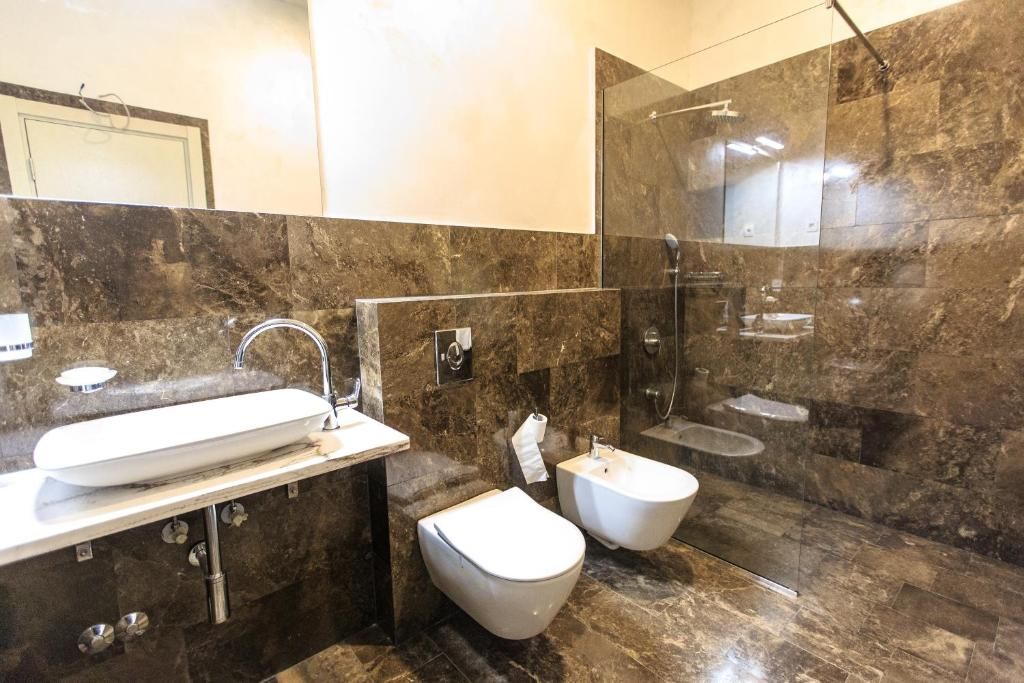 Ekskluzivna luksuzna vila 150m2 sa privatnim bazenom i spektakularnim panoramskim pogledom na more – Reževići, Budva - Amfora Real Estate