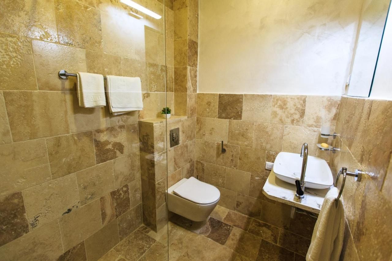 Ekskluzivna luksuzna vila 150m2 sa privatnim bazenom i spektakularnim panoramskim pogledom na more – Reževići, Budva - Amfora Real Estate