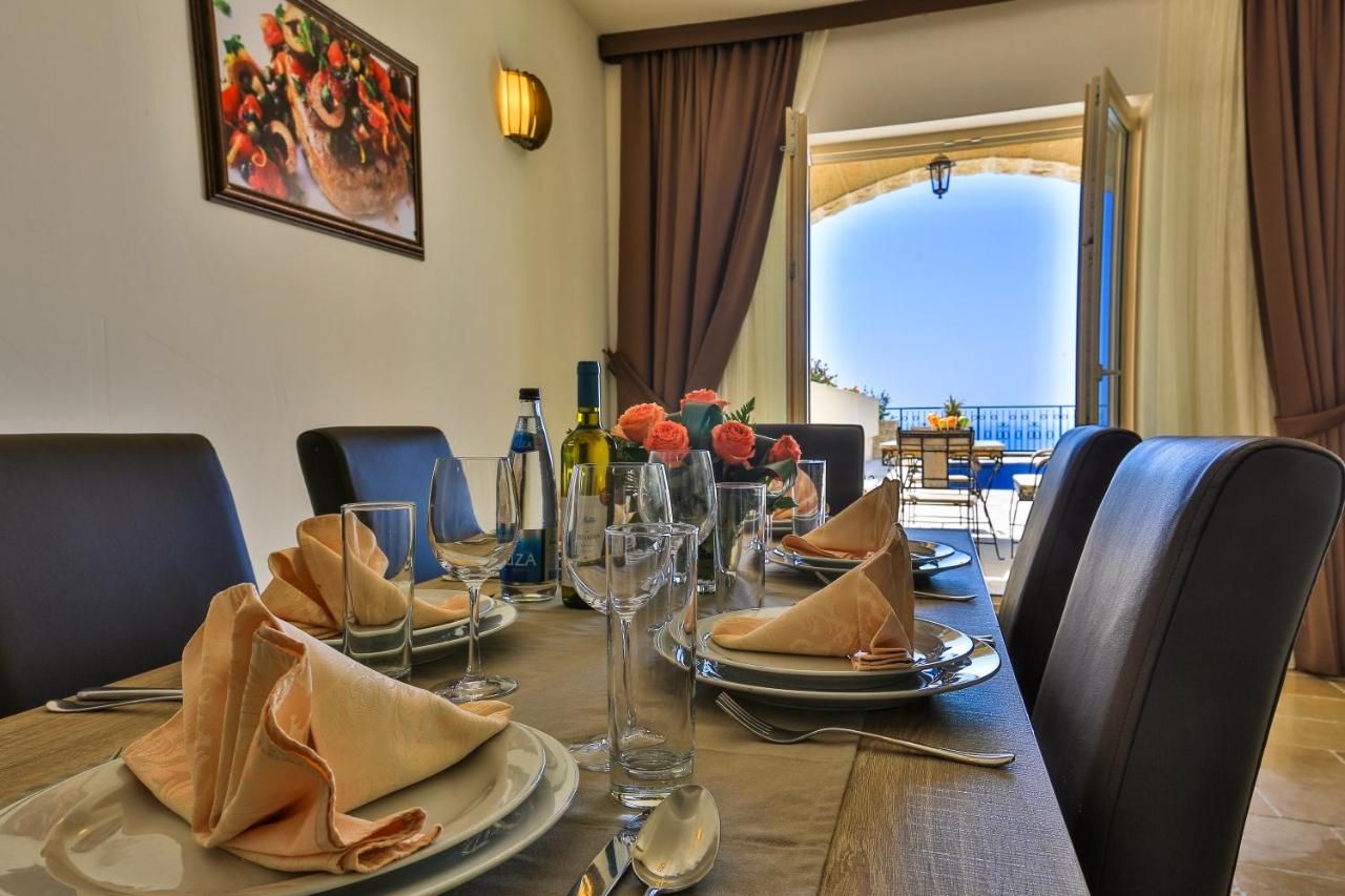 Ekskluzivna luksuzna vila 150m2 sa privatnim bazenom i spektakularnim panoramskim pogledom na more – Reževići, Budva - Amfora Real Estate