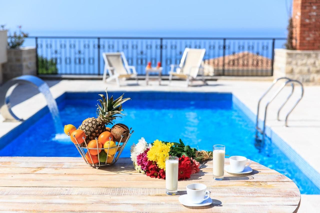 Na prodaju luksuzna vila 135m2 + dodatni apartman 50m2 sa bazenom i panoramskim pogledom na more,Rezevici-Budva - Amfora Real Estate