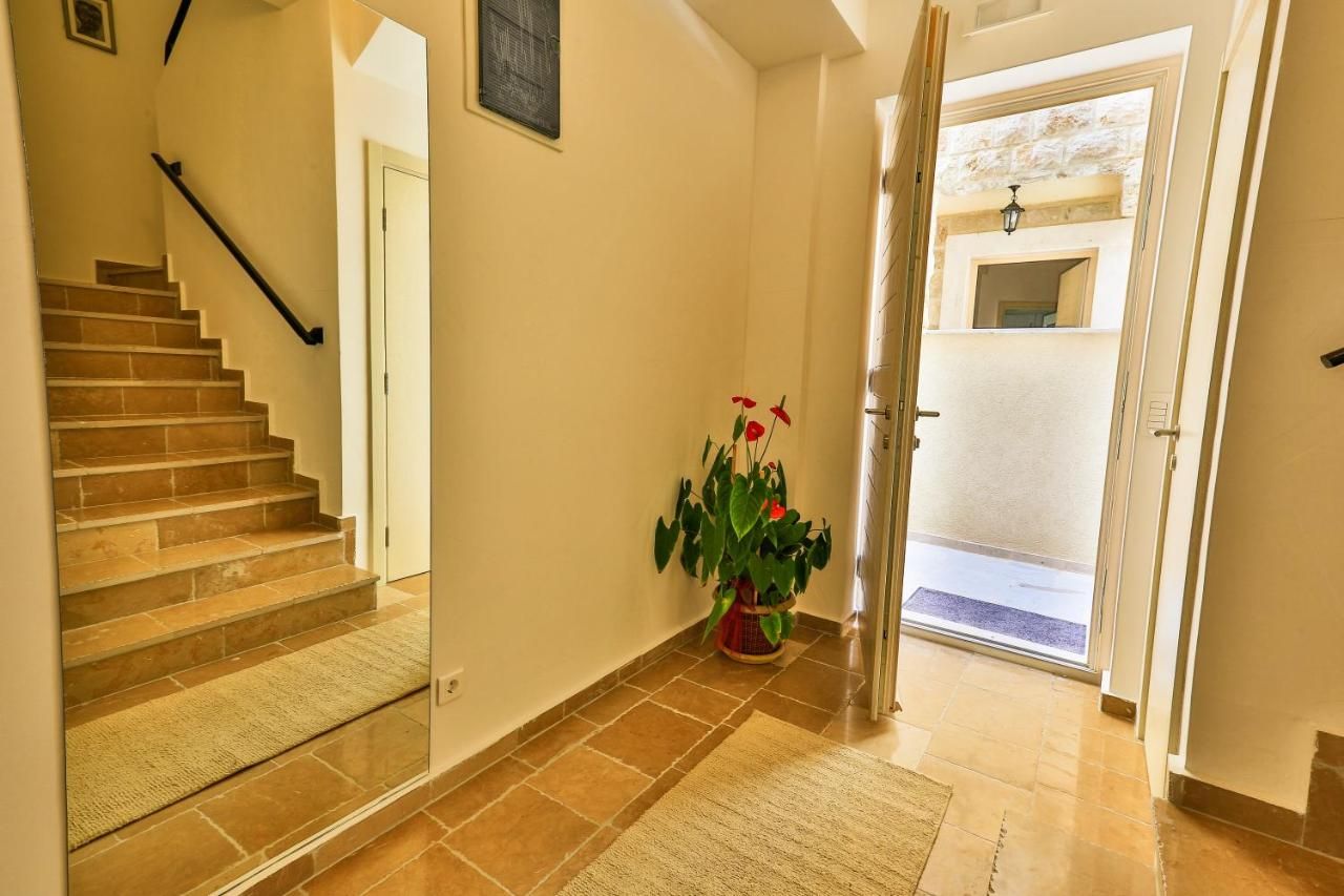 Na prodaju luksuzna vila 135m2 + dodatni apartman 50m2 sa bazenom i panoramskim pogledom na more,Rezevici-Budva - Amfora Real Estate