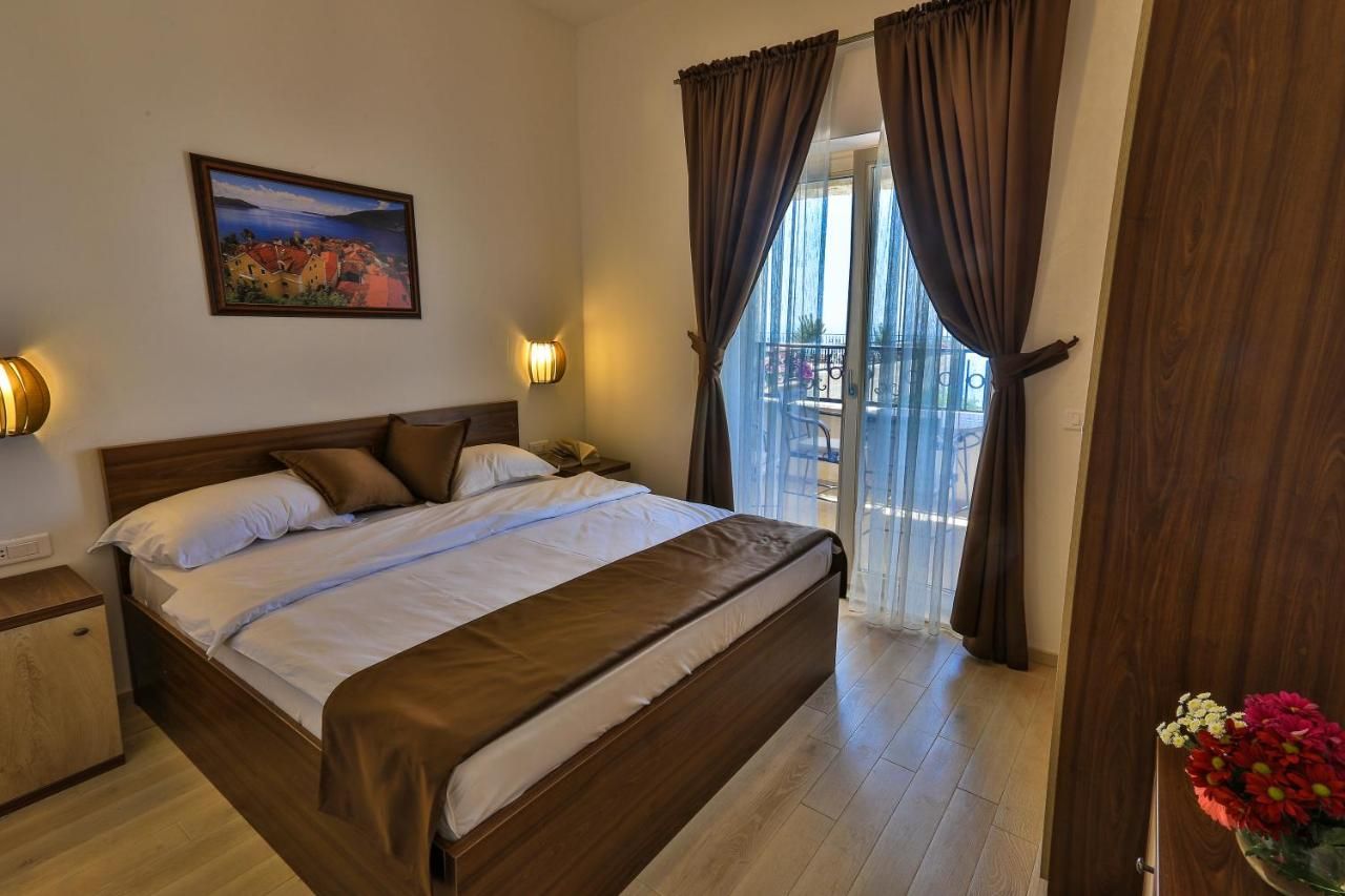 Na prodaju luksuzna vila 135m2 + dodatni apartman 50m2 sa bazenom i panoramskim pogledom na more,Rezevici-Budva - Amfora Real Estate