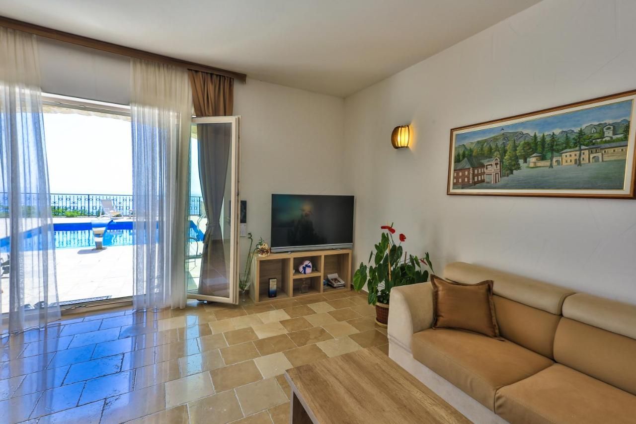 Na prodaju luksuzna vila 135m2 + dodatni apartman 50m2 sa bazenom i panoramskim pogledom na more,Rezevici-Budva - Amfora Real Estate