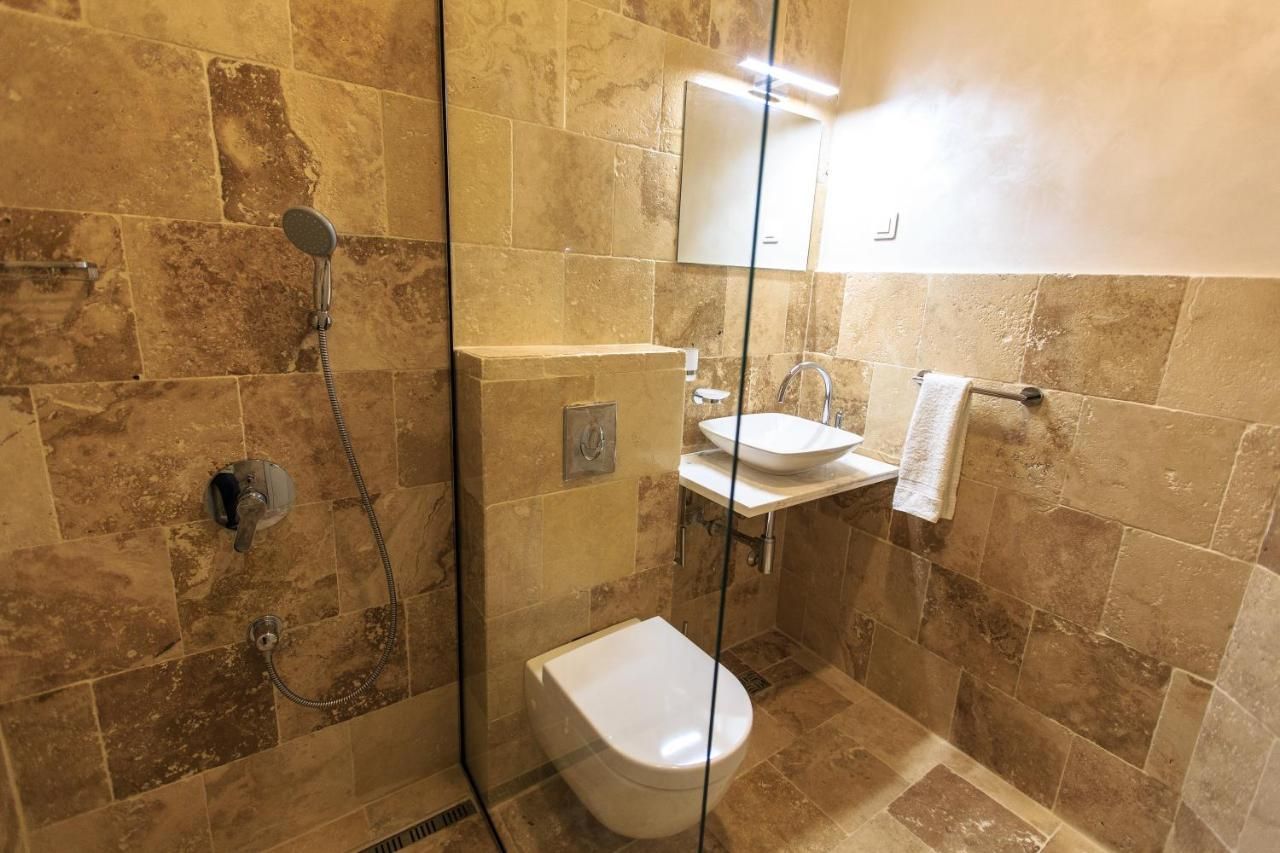 Na prodaju luksuzna vila 135m2 + dodatni apartman 50m2 sa bazenom i panoramskim pogledom na more,Rezevici-Budva - Amfora Real Estate