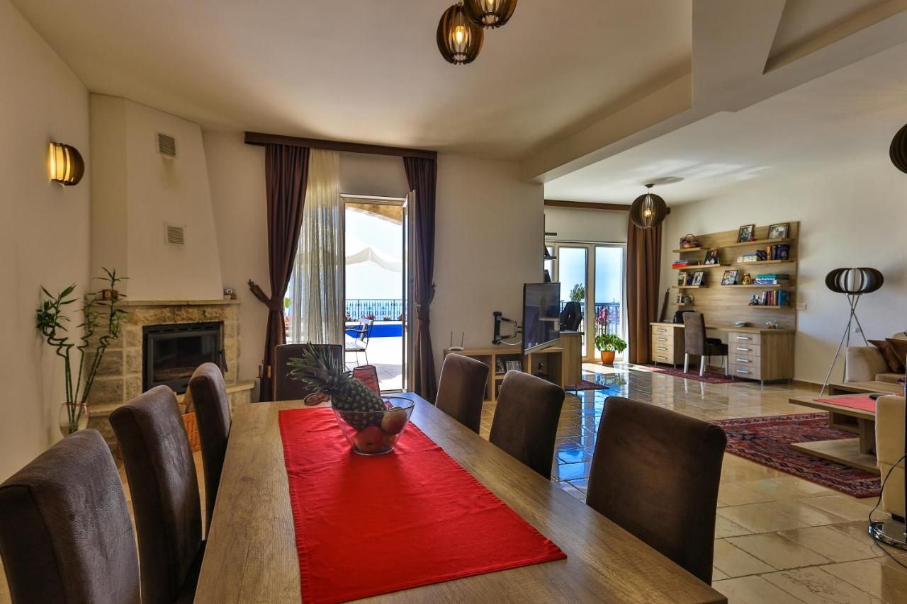 Na prodaju luksuzna vila 135m2 + dodatni apartman 50m2 sa bazenom i panoramskim pogledom na more,Rezevici-Budva - Amfora Real Estate