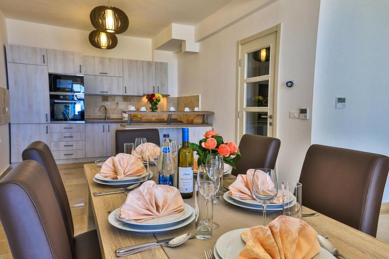 Na prodaju luksuzna vila 175m2 + dodatni apartman 50m2 sa bazenom i panoramskim pogledom na more,Rezevici-Budva - Amfora Real Estate