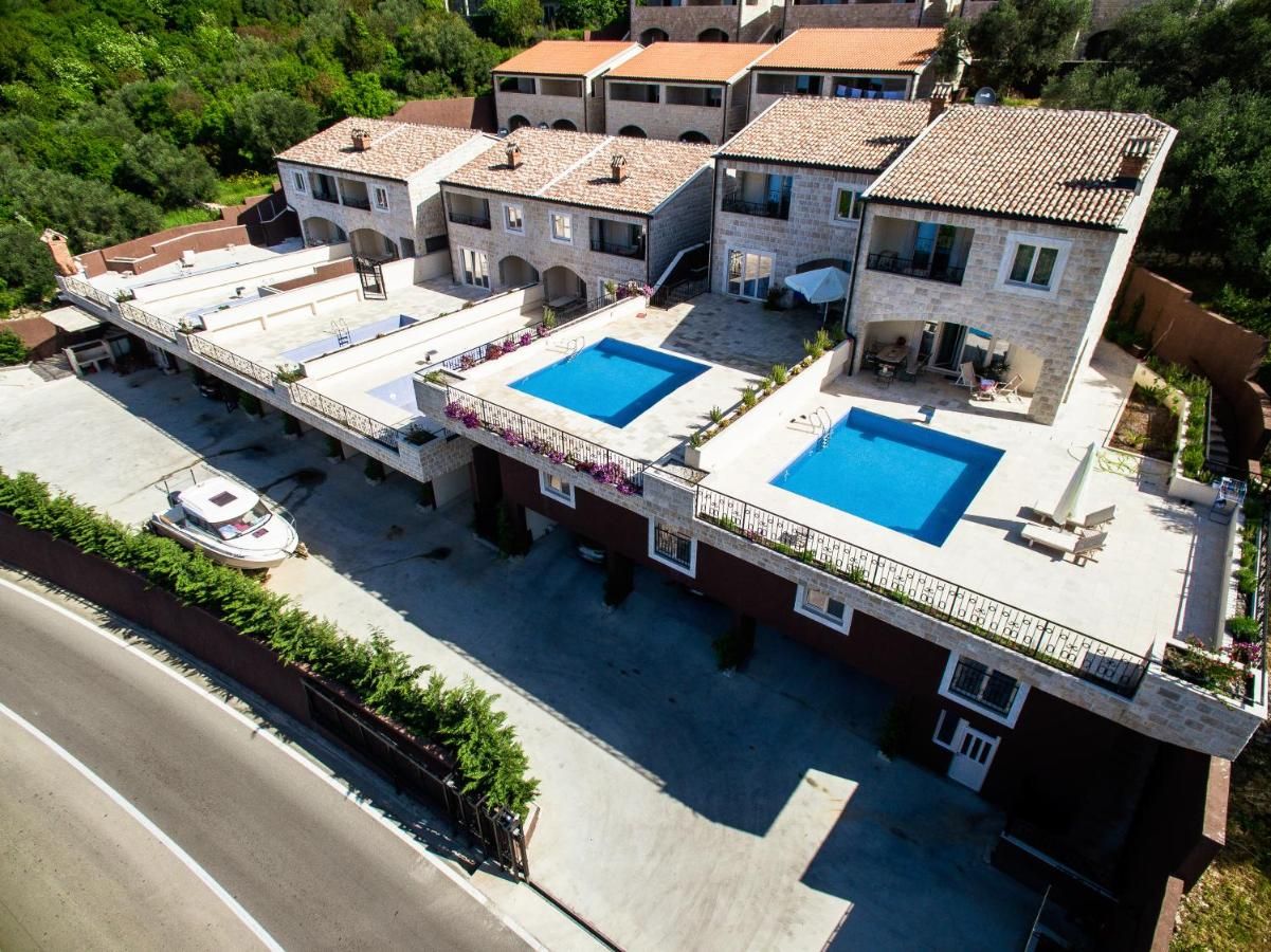 Na prodaju luksuzna vila 175m2 + dodatni apartman 50m2 sa bazenom i panoramskim pogledom na more,Rezevici-Budva - Amfora Real Estate