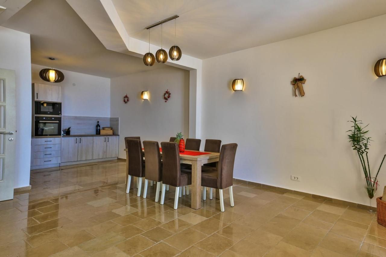 Na prodaju luksuzna vila 175m2 + dodatni apartman 50m2 sa bazenom i panoramskim pogledom na more,Rezevici-Budva - Amfora Real Estate