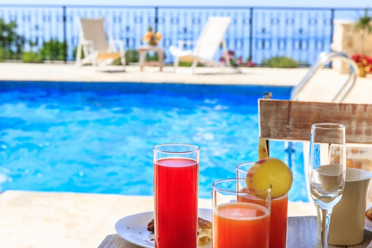 Na prodaju luksuzna vila 175m2 + dodatni apartman 50m2 sa bazenom i panoramskim pogledom na more,Rezevici-Budva - Amfora Real Estate