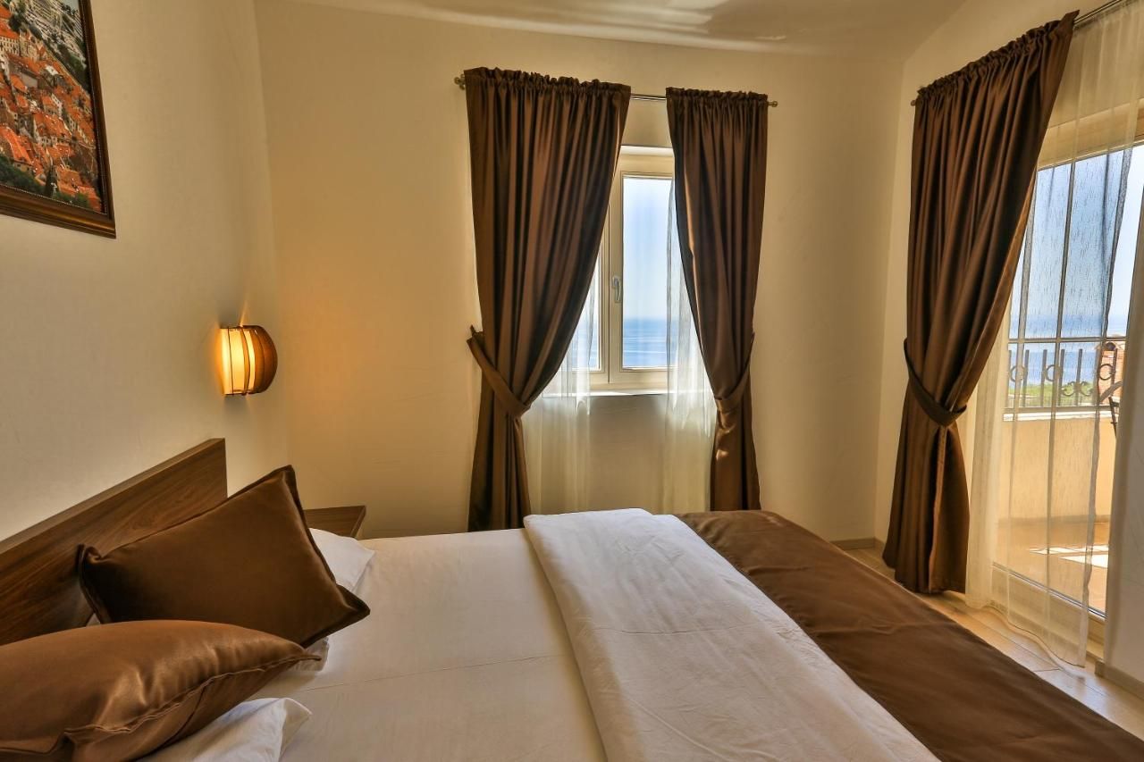 Na prodaju luksuzna vila 175m2 + dodatni apartman 50m2 sa bazenom i panoramskim pogledom na more,Rezevici-Budva - Amfora Real Estate