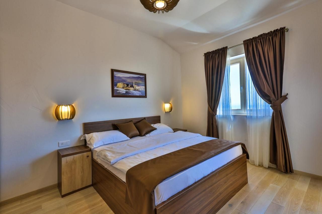Na prodaju luksuzna vila 175m2 + dodatni apartman 50m2 sa bazenom i panoramskim pogledom na more,Rezevici-Budva - Amfora Real Estate