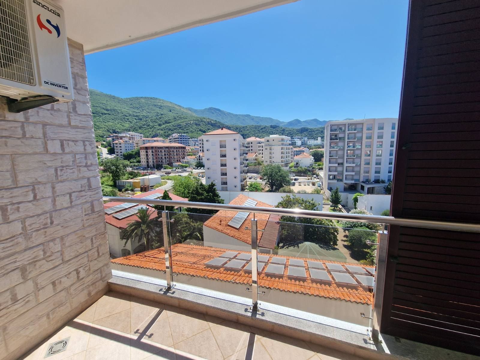 amforaproperty.com/Nov trosoban stan površine 107m2 sa panoramskim pogledom na more,Bečići.