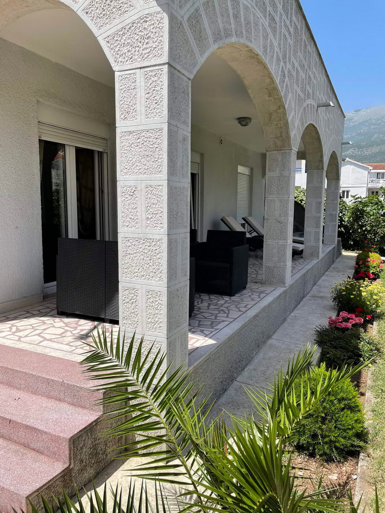 Dvospratna kuca 206m2 sa placem od 340m2 na fantastičnoj lokaciji,Jadranski put,Budva. - Amfora Real Estate