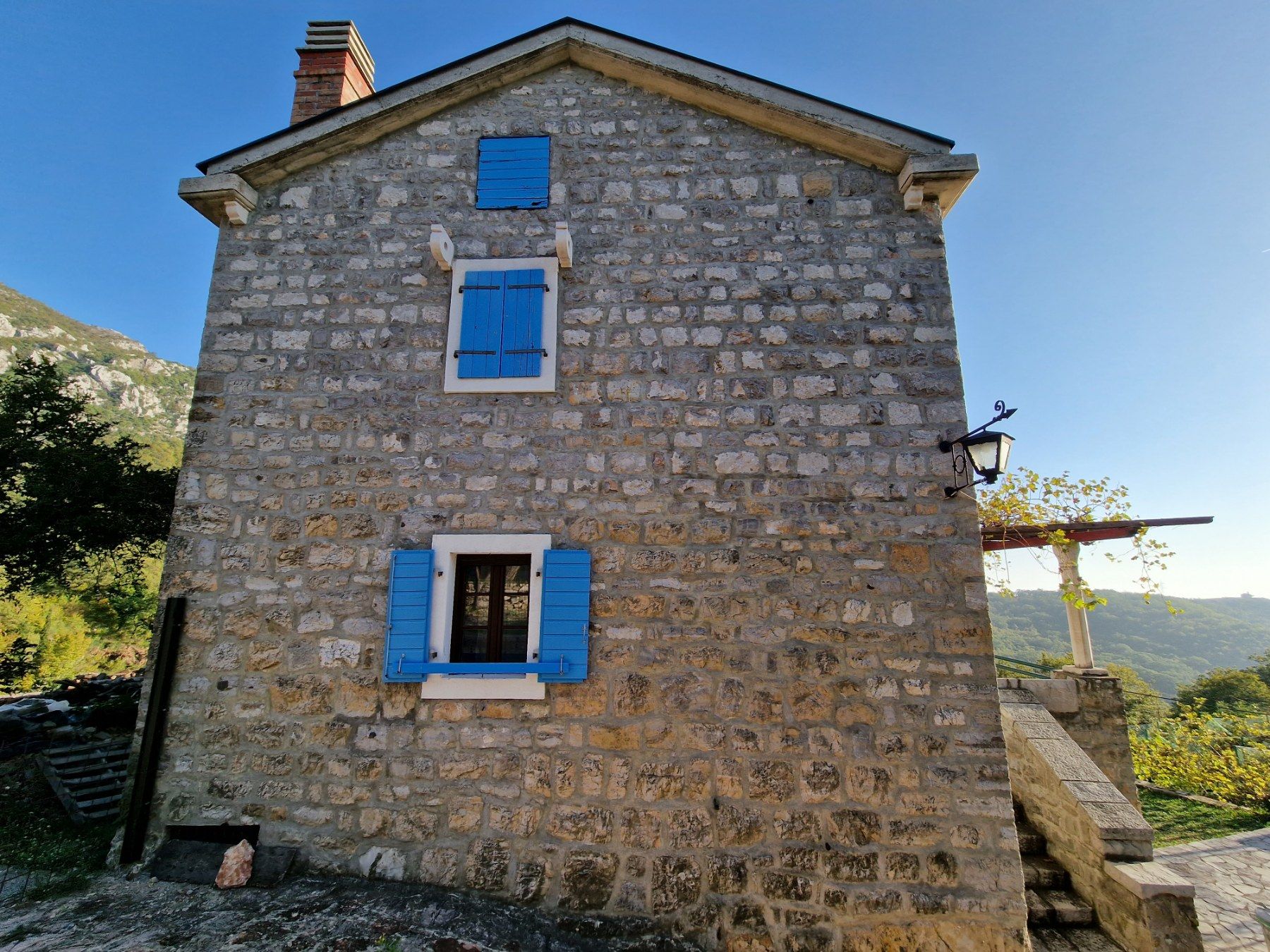 Kamena kuća sa prelepim pogledom na more u neposrednoj blizini Svetog Stefana-Čelobrdo (Na duzi vremenski period) - Amfora Real Estate