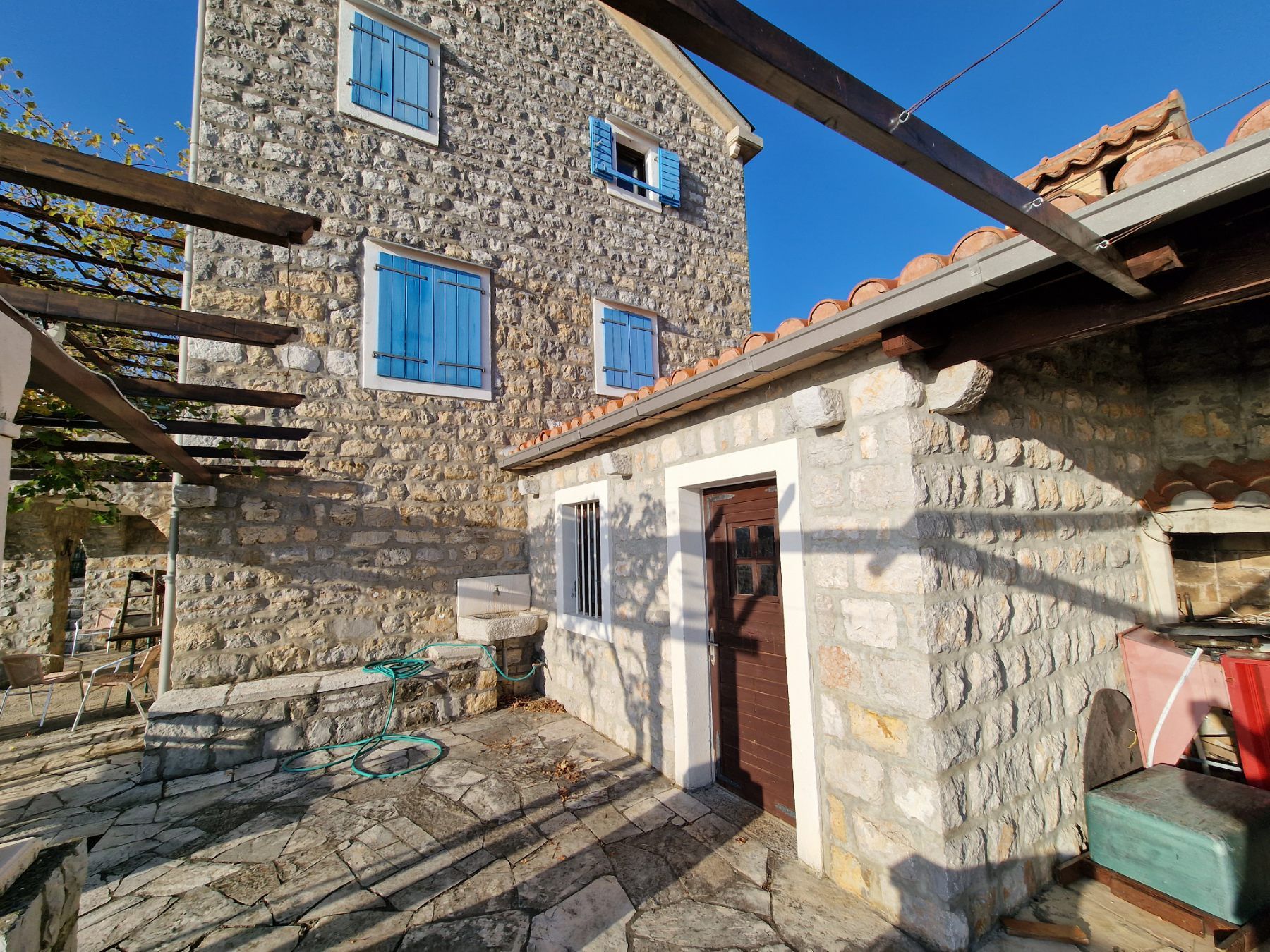 Kamena kuća sa prelepim pogledom na more u neposrednoj blizini Svetog Stefana-Čelobrdo (Na duzi vremenski period) - Amfora Real Estate