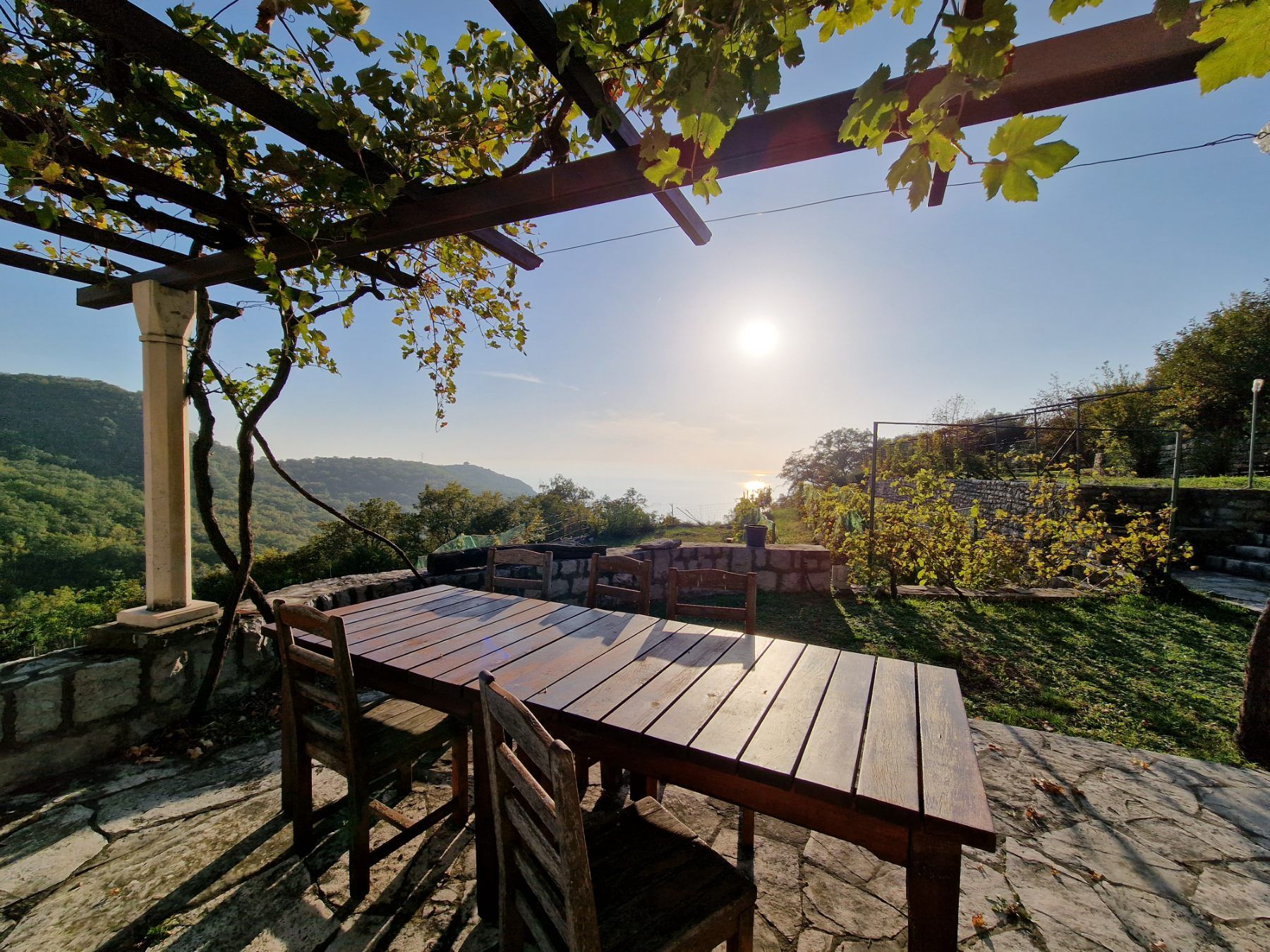 Kamena kuća sa prelepim pogledom na more u neposrednoj blizini Svetog Stefana-Čelobrdo (Na duzi vremenski period) - Amfora Real Estate