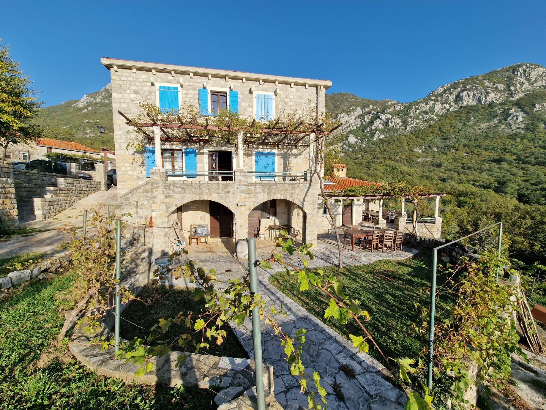 Kamena kuća sa prelepim pogledom na more u neposrednoj blizini Svetog Stefana-Čelobrdo (Na duzi vremenski period) - Amfora Real Estate