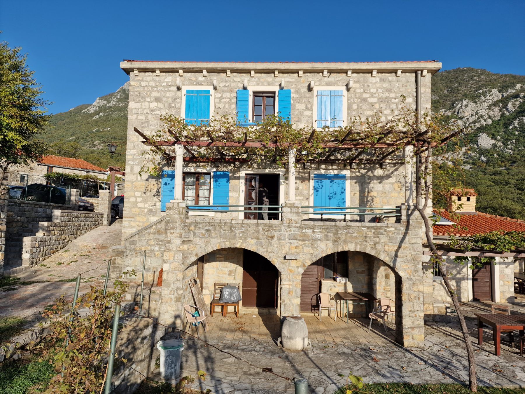 Kamena kuća sa prelepim pogledom na more u neposrednoj blizini Svetog Stefana-Čelobrdo (Na duzi vremenski period) - Amfora Real Estate