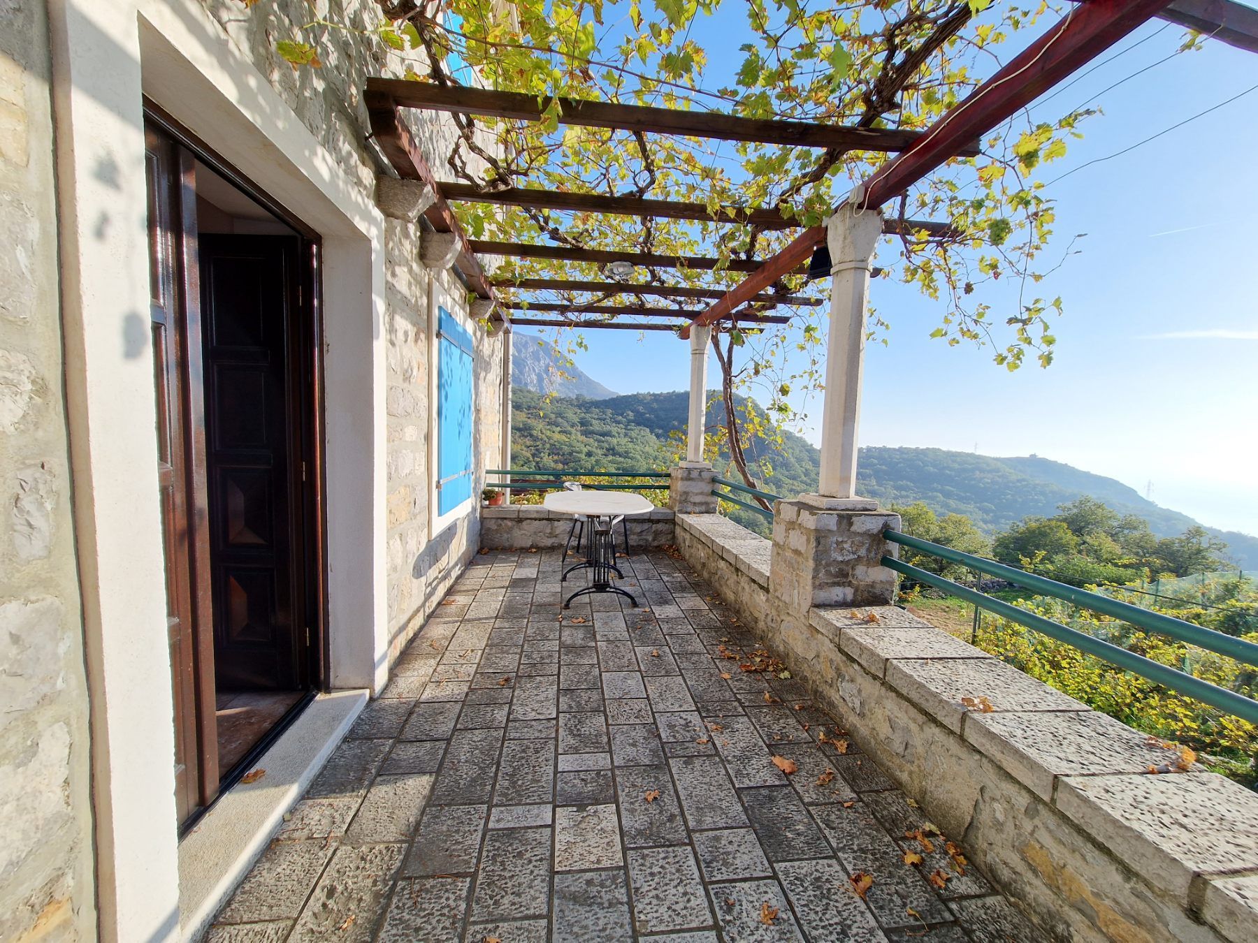 Kamena kuća sa prelepim pogledom na more u neposrednoj blizini Svetog Stefana-Čelobrdo (Na duzi vremenski period) - Amfora Real Estate