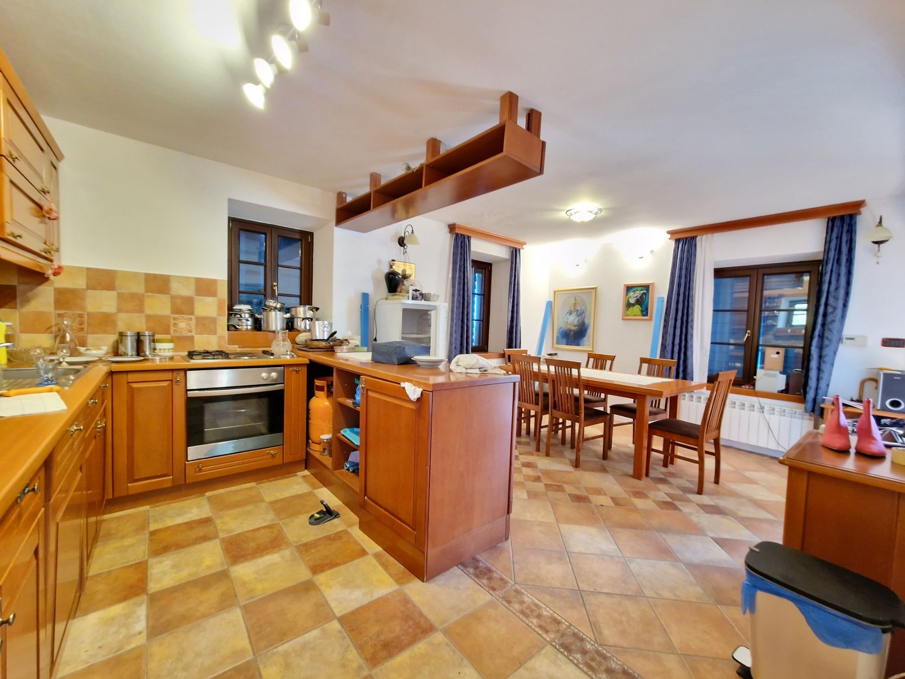 Kamena kuća sa prelepim pogledom na more u neposrednoj blizini Svetog Stefana-Čelobrdo (Na duzi vremenski period) - Amfora Real Estate