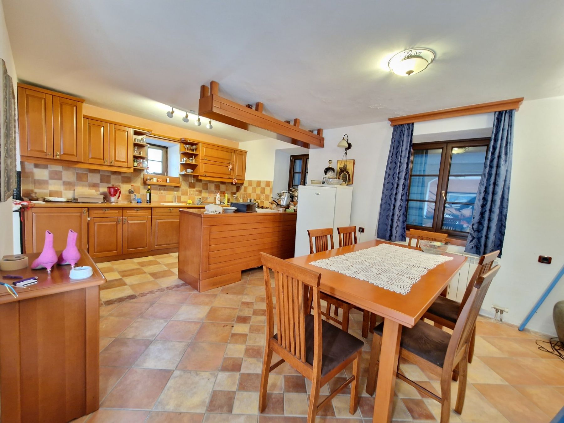 Kamena kuća sa prelepim pogledom na more u neposrednoj blizini Svetog Stefana-Čelobrdo (Na duzi vremenski period) - Amfora Real Estate