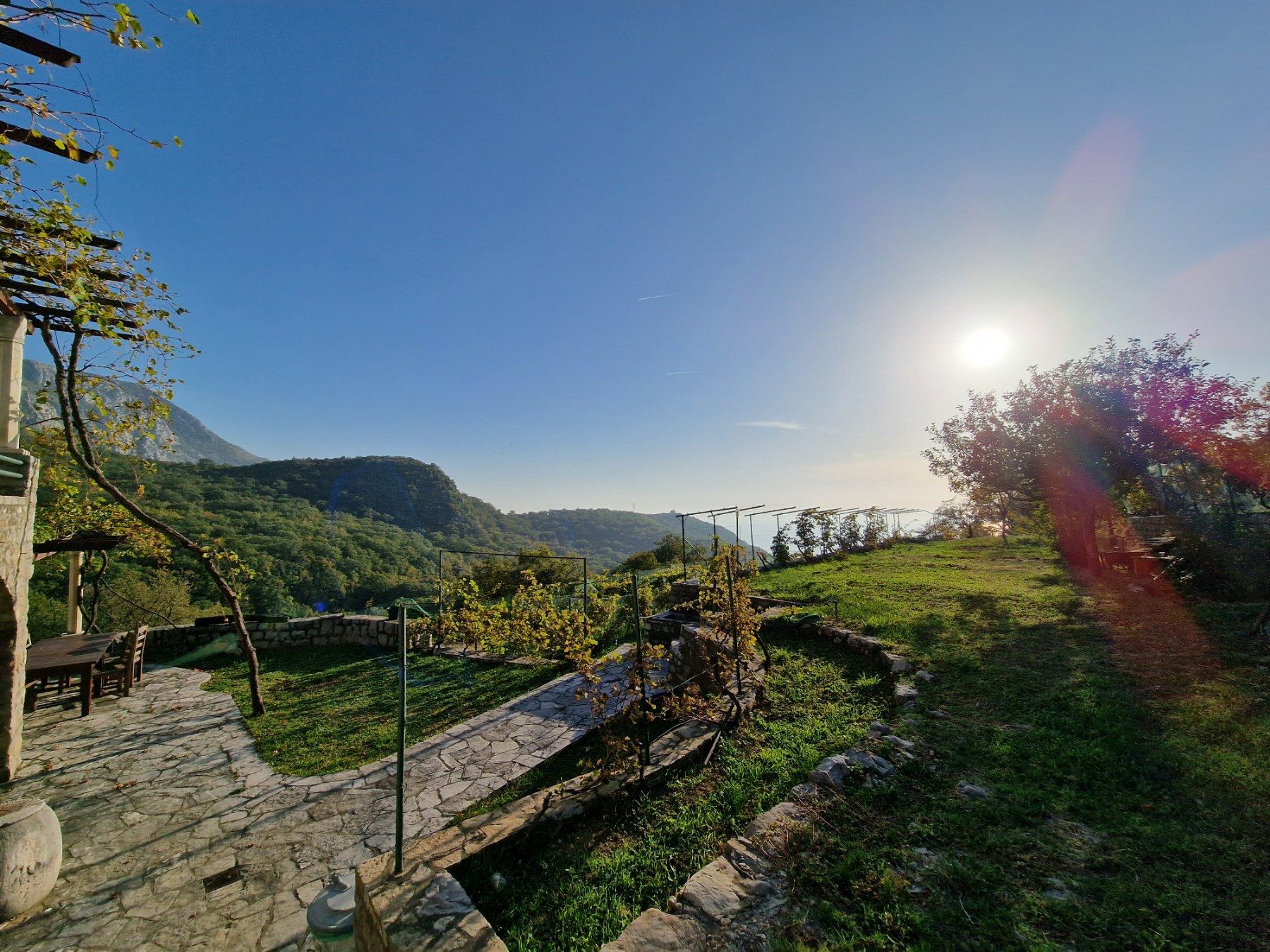 Kamena kuća sa prelepim pogledom na more u neposrednoj blizini Svetog Stefana-Čelobrdo (Na duzi vremenski period) - Amfora Real Estate