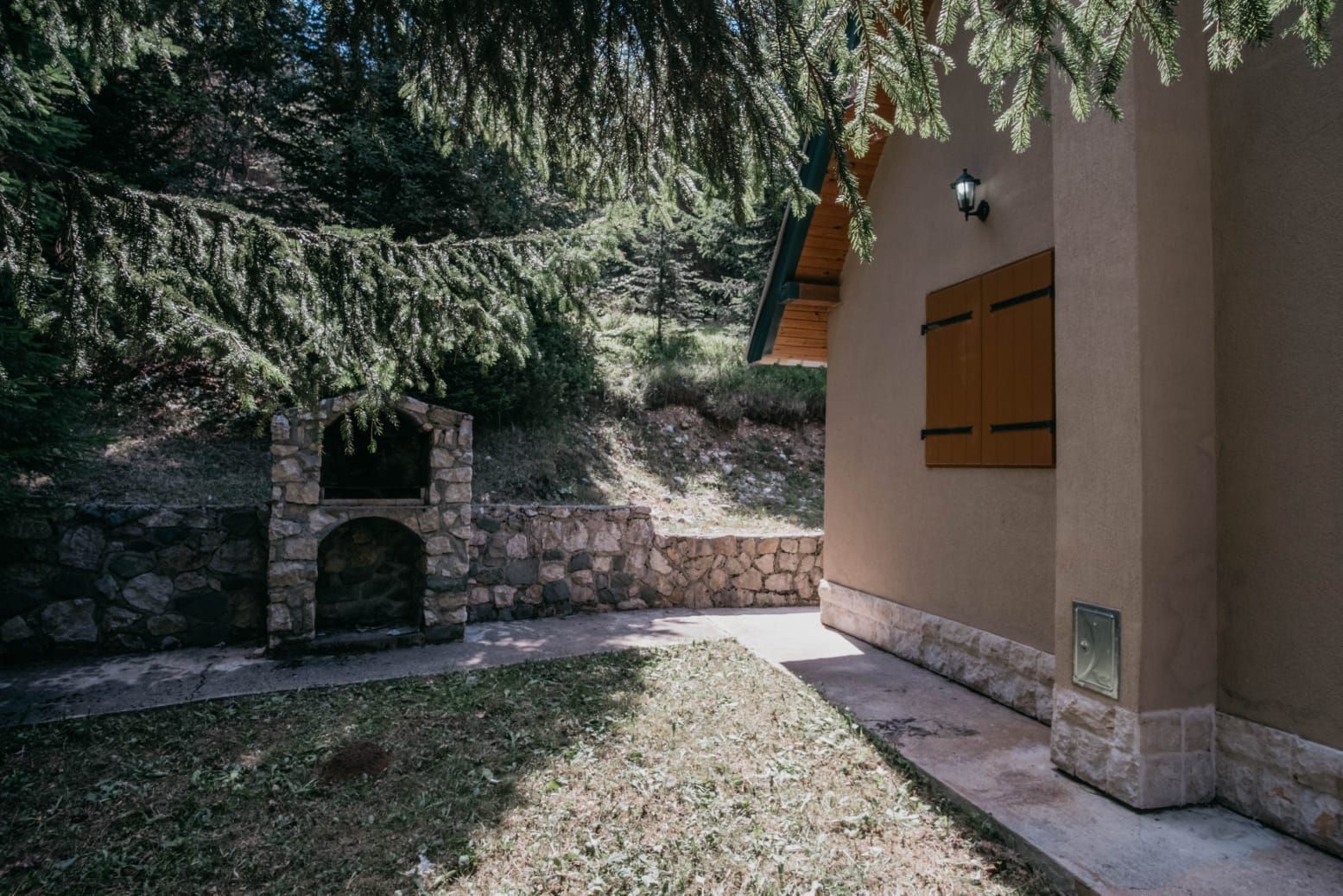 Prodaja vikendice 140 m² na placu 650 m² – Žabljak, 3 minuta od centra, direktan pristup sa magistrale - Amfora Real Estate