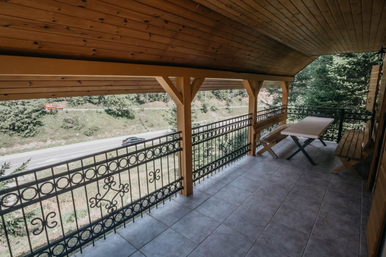 Prodaja vikendice 140 m² na placu 650 m² – Žabljak, 3 minuta od centra, direktan pristup sa magistrale - Amfora Real Estate