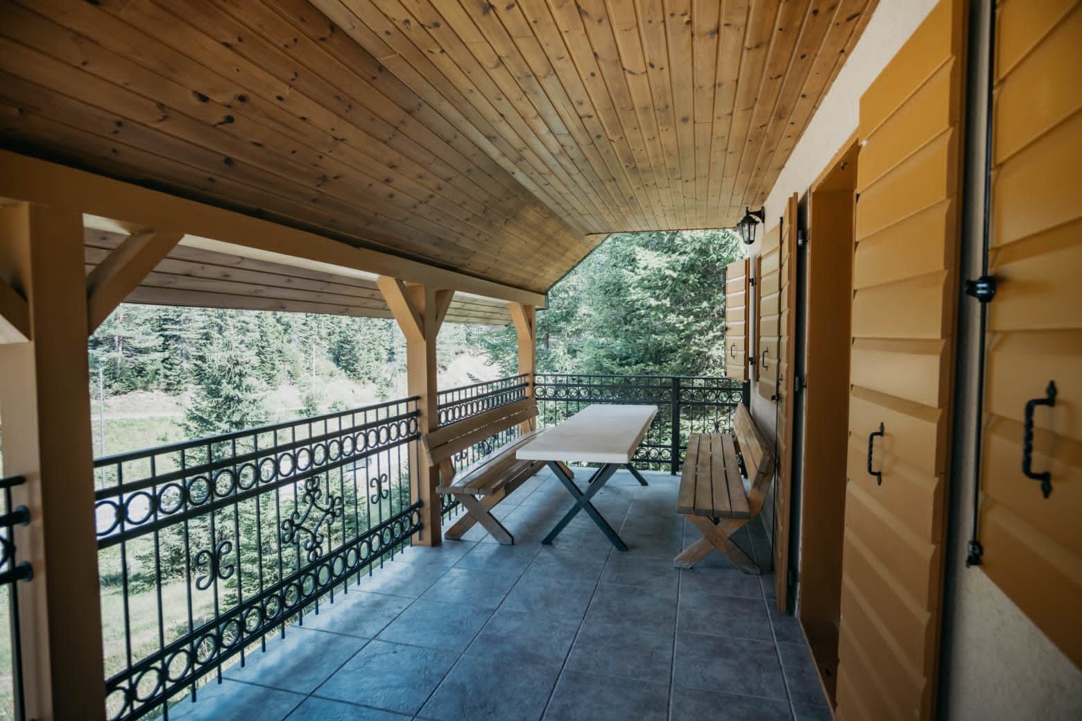 Prodaja vikendice 140 m² na placu 650 m² – Žabljak, 3 minuta od centra, direktan pristup sa magistrale - Amfora Real Estate