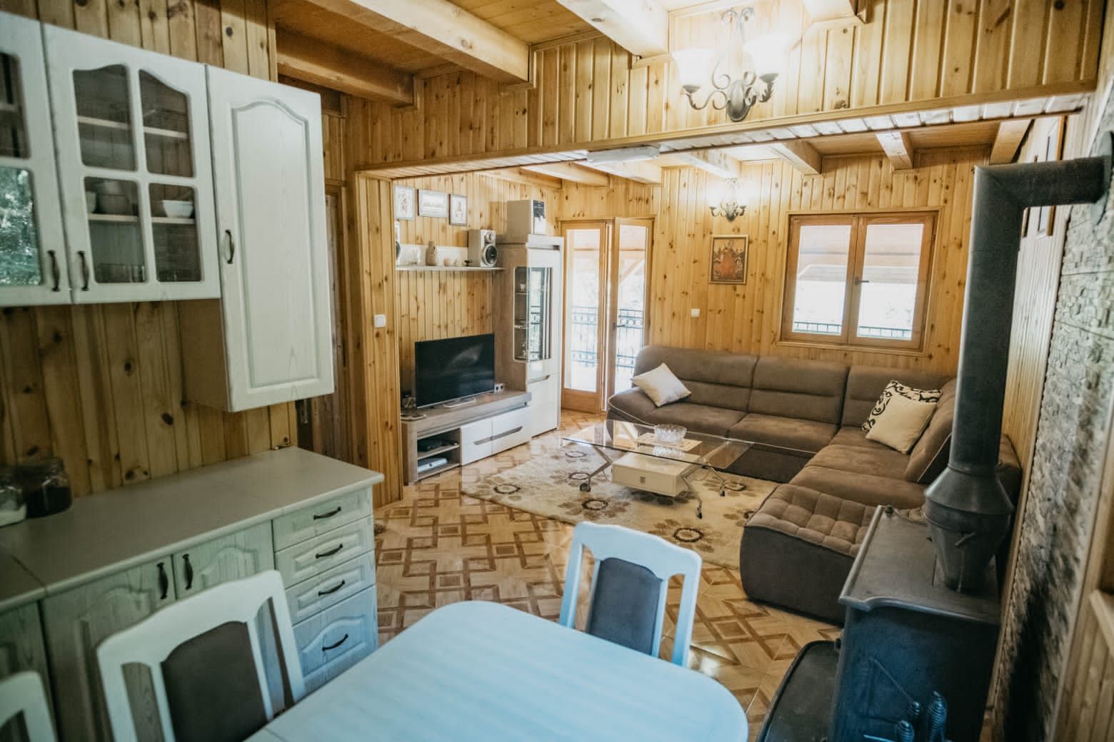 Prodaja vikendice 140 m² na placu 650 m² – Žabljak, 3 minuta od centra, direktan pristup sa magistrale - Amfora Real Estate