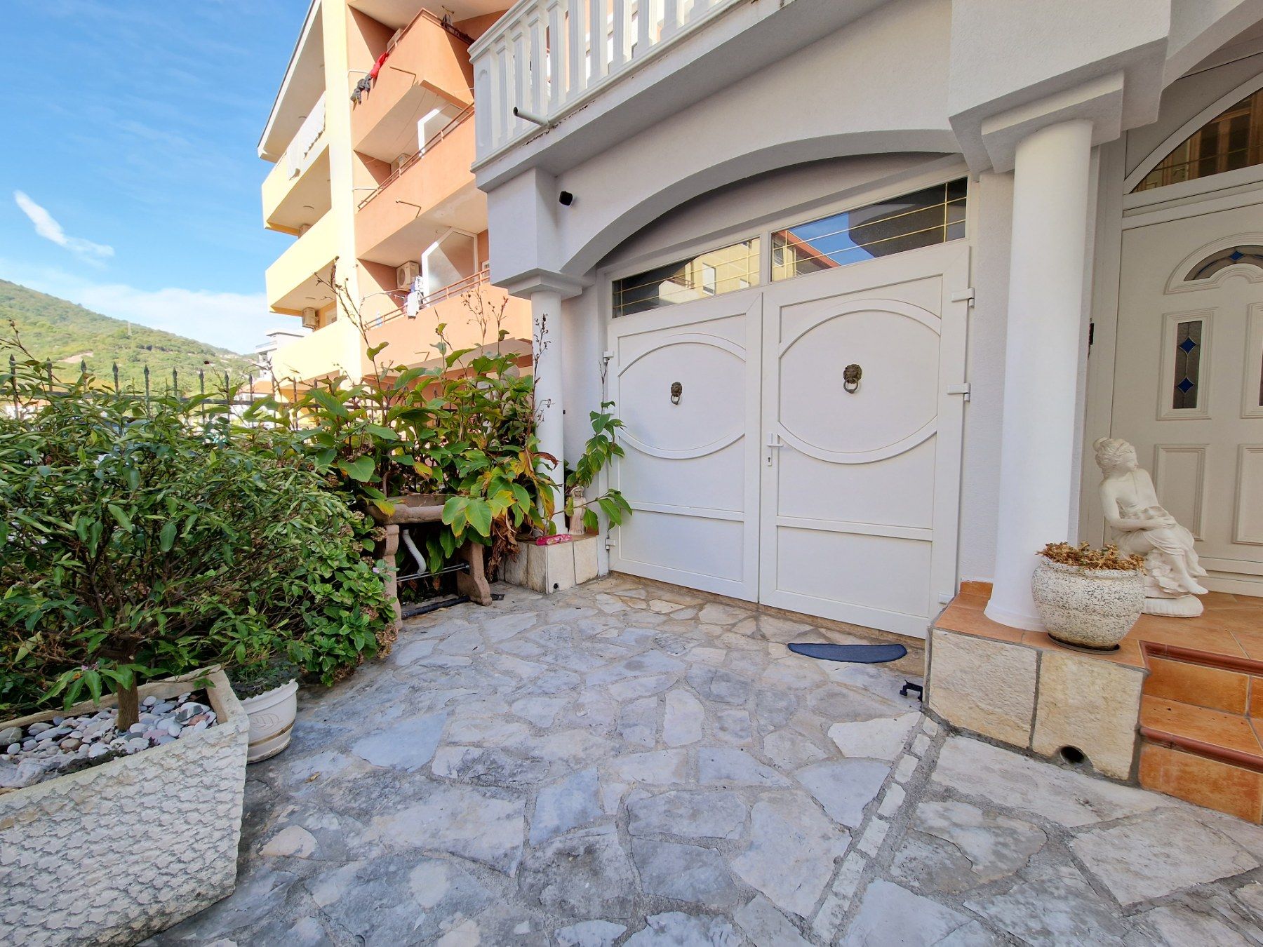 Prelepa dvospratna kuca 250m2 u naselju Podmaine,Budva. - Amfora Real Estate