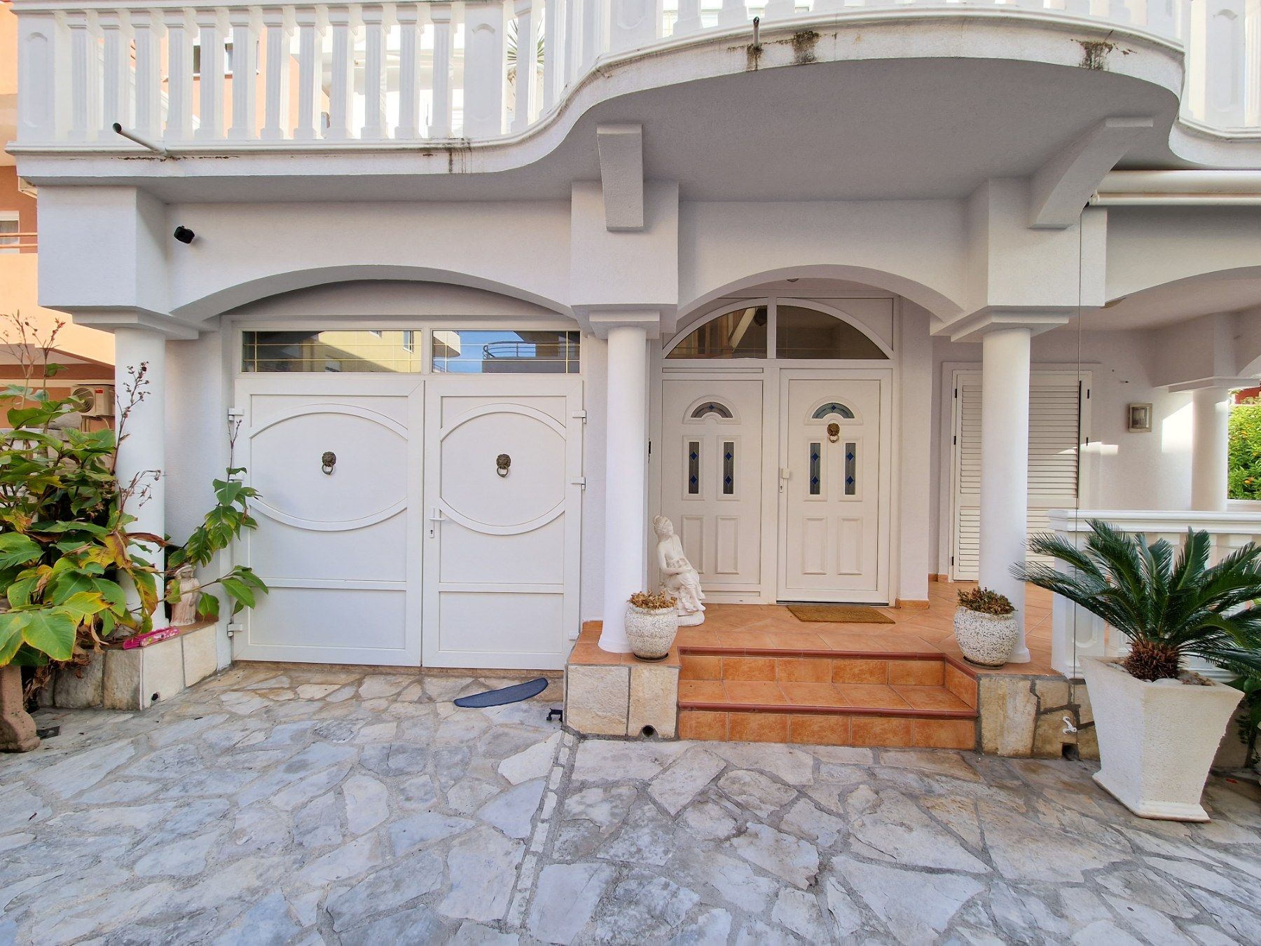 Prelepa dvospratna kuca 250m2 u naselju Podmaine,Budva. - Amfora Real Estate