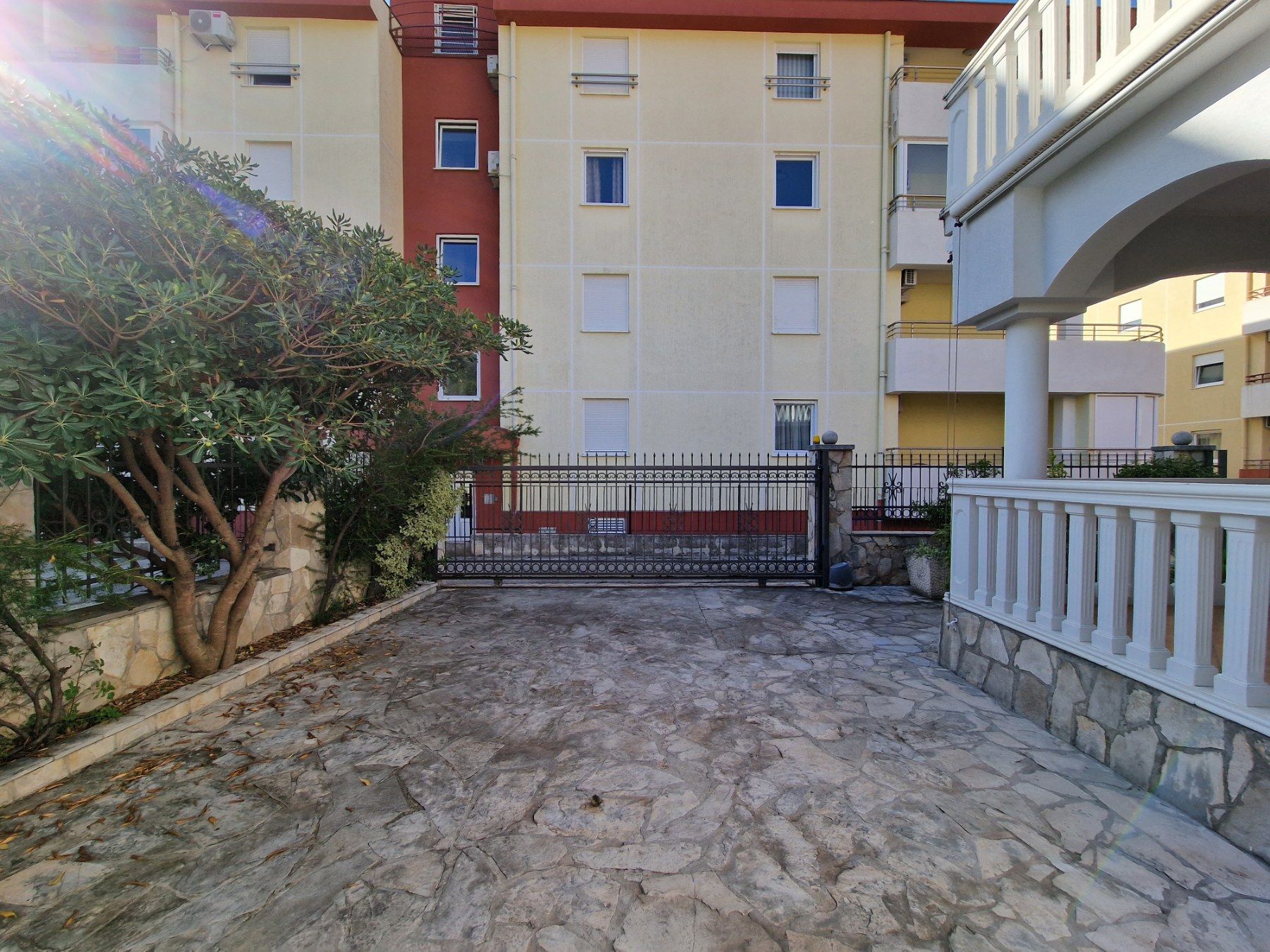 Prelepa dvospratna kuca 250m2 u naselju Podmaine,Budva. - Amfora Real Estate