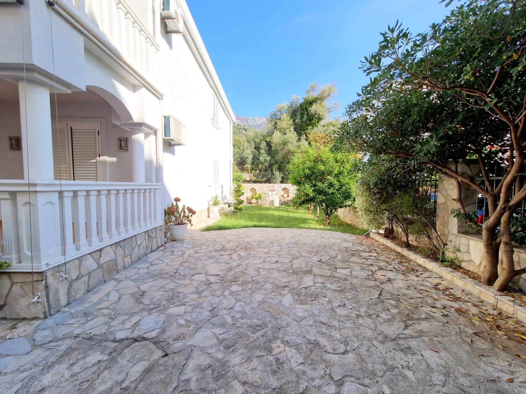 Prelepa dvospratna kuca 250m2 u naselju Podmaine,Budva. - Amfora Real Estate