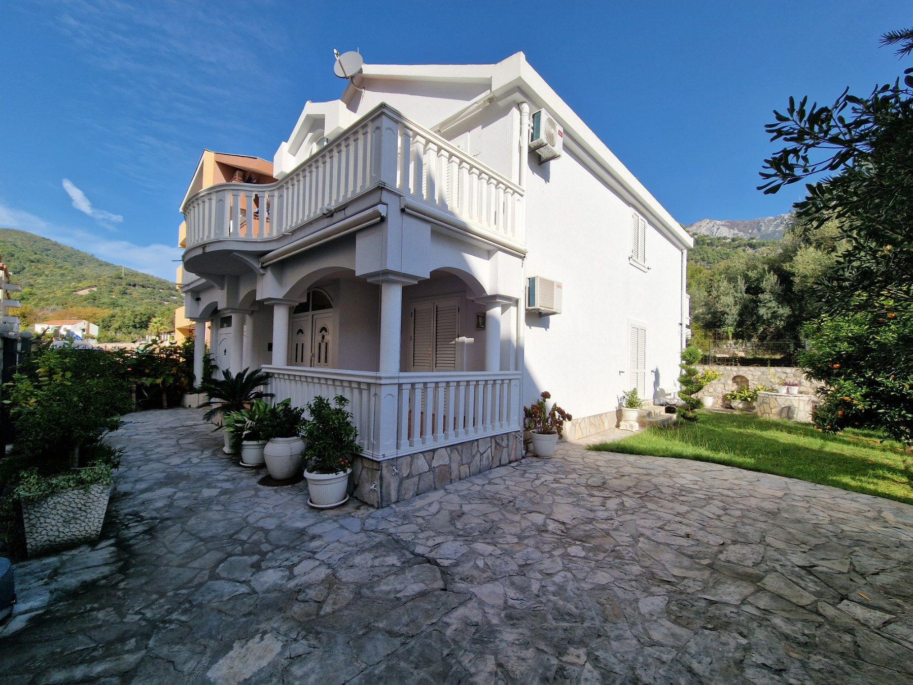 Prelepa dvospratna kuca 250m2 u naselju Podmaine,Budva. - Amfora Real Estate