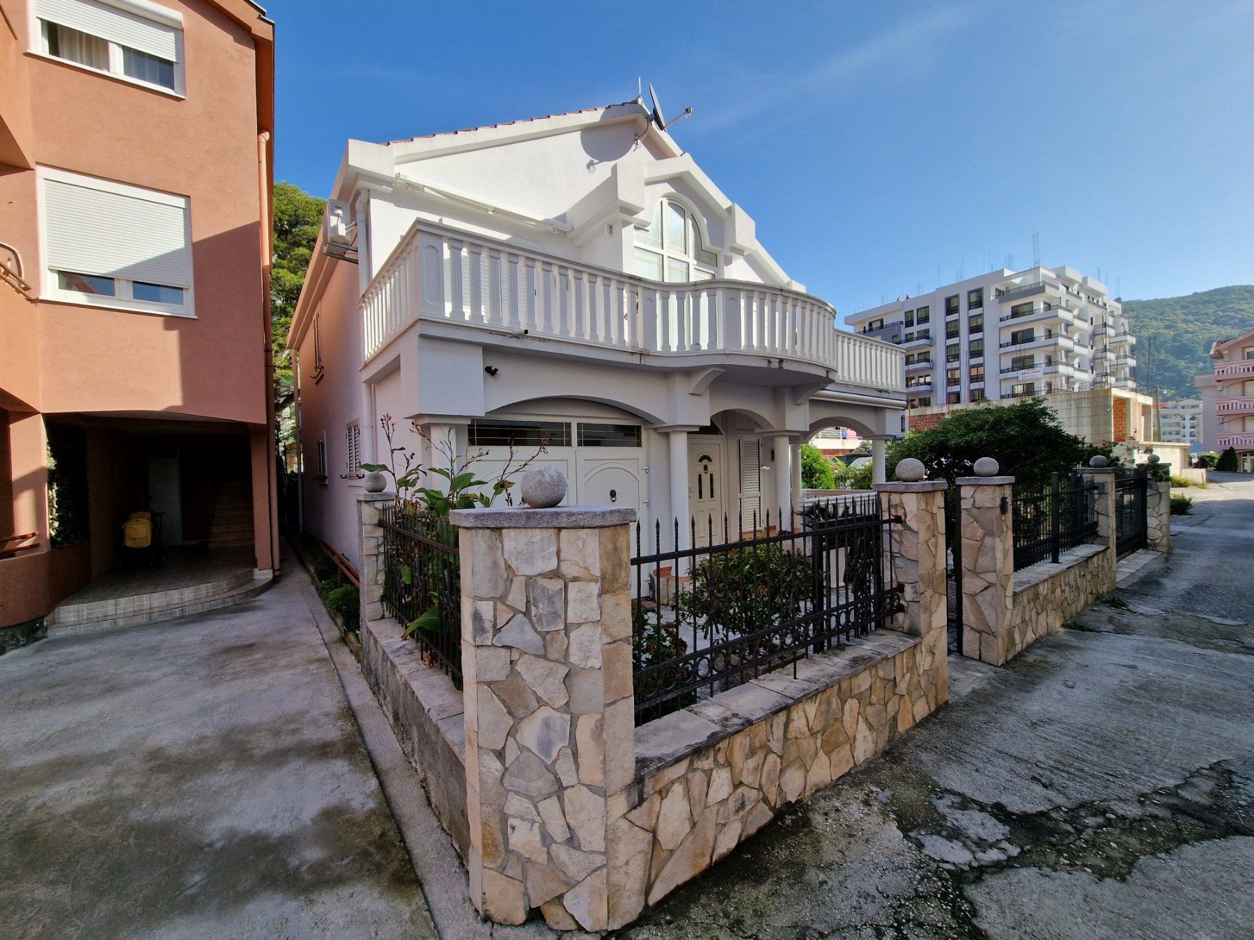 Prelepa dvospratna kuca 250m2 u naselju Podmaine,Budva. - Amfora Real Estate