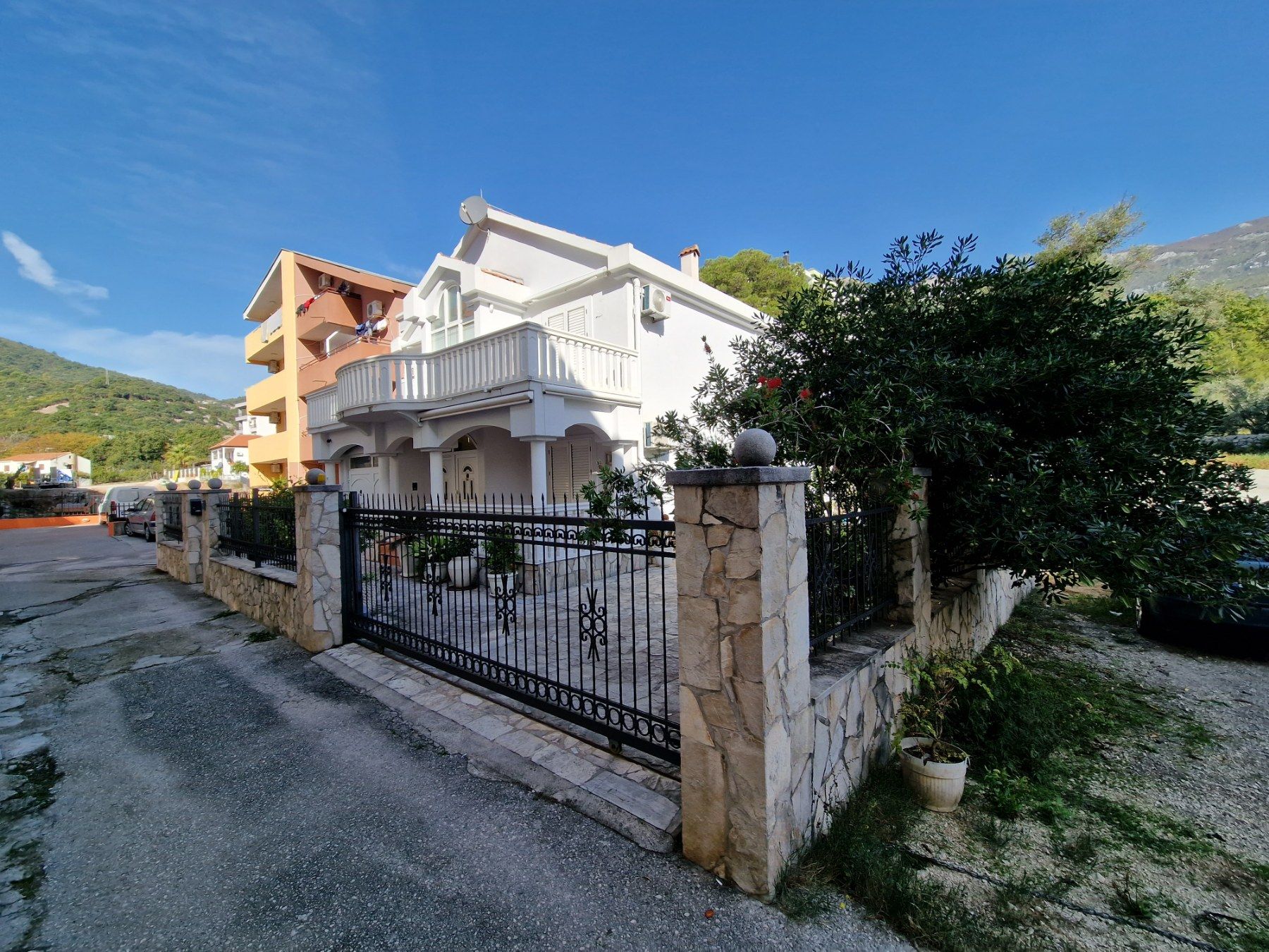 Prelepa dvospratna kuca 250m2 u naselju Podmaine,Budva. - Amfora Real Estate