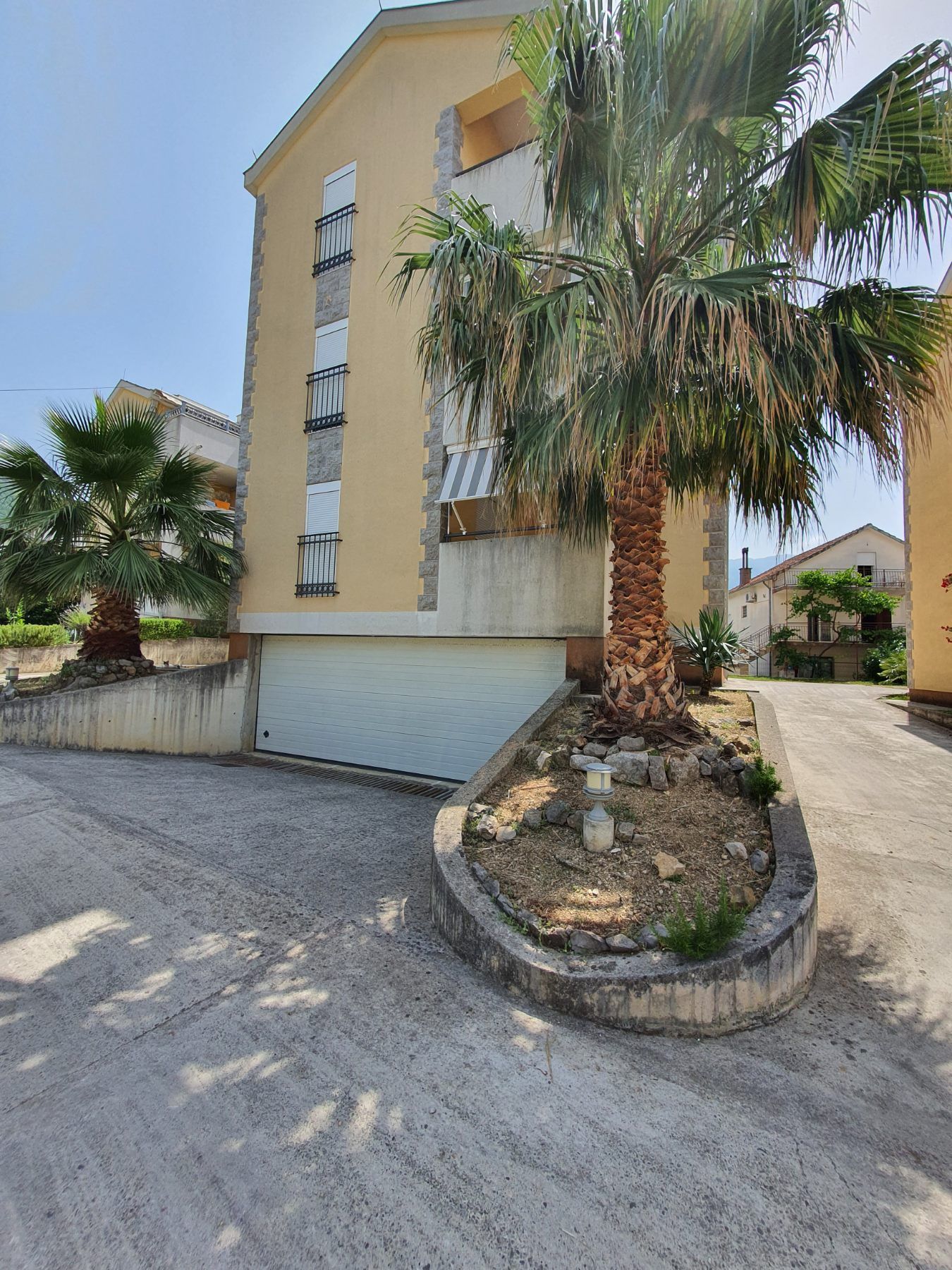 Kompletno opremljen dvosoban stan na sjajnoj poziciji Mrčevac-Tivat. (Na duzi vremenski period) - Amfora Real Estate