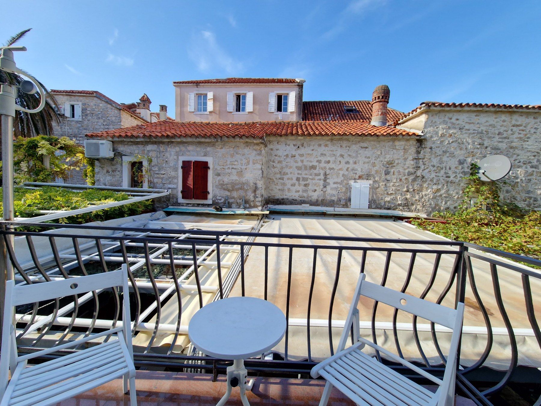 Jedinstvena ponuda,dvosoban stan površine 110m2 u  srcu Starog grada u Budvi. - Amfora Real Estate