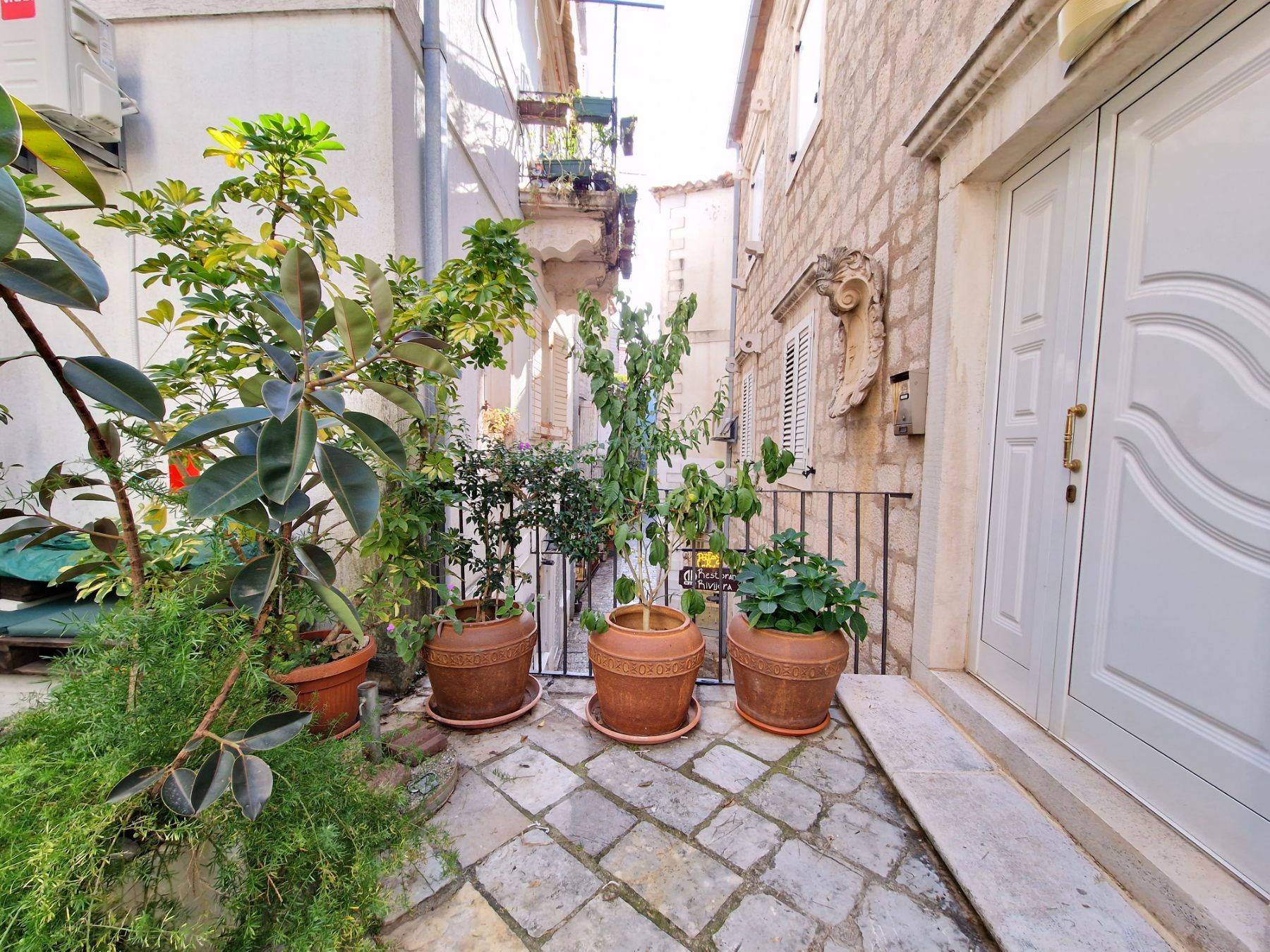 Jedinstvena ponuda,dvosoban stan površine 110m2 u  srcu Starog grada u Budvi. - Amfora Real Estate