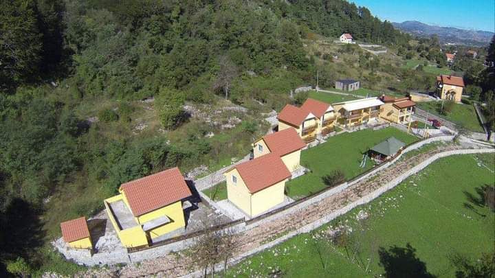 Stambeni kompleks sa 7 kućica blizu Cetinja,Obzovica. - Amfora Real Estate