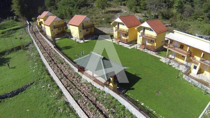 amforaproperty.com/Stambeni kompleks sa 7 kućica blizu Cetinja,Obzovica.