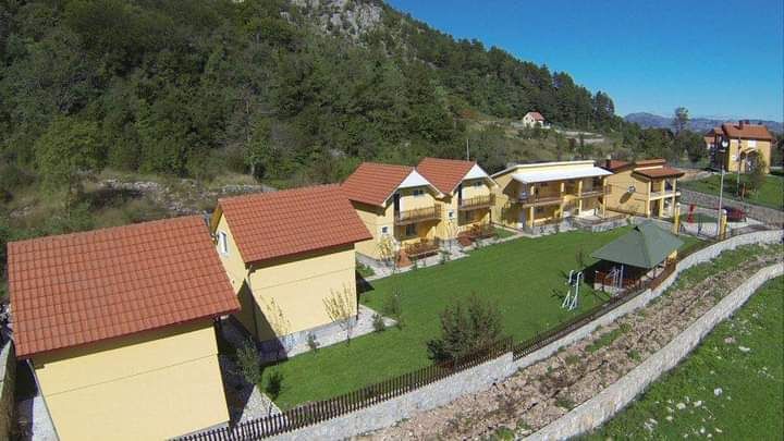 Stambeni kompleks sa 7 kućica blizu Cetinja,Obzovica. - Amfora Real Estate