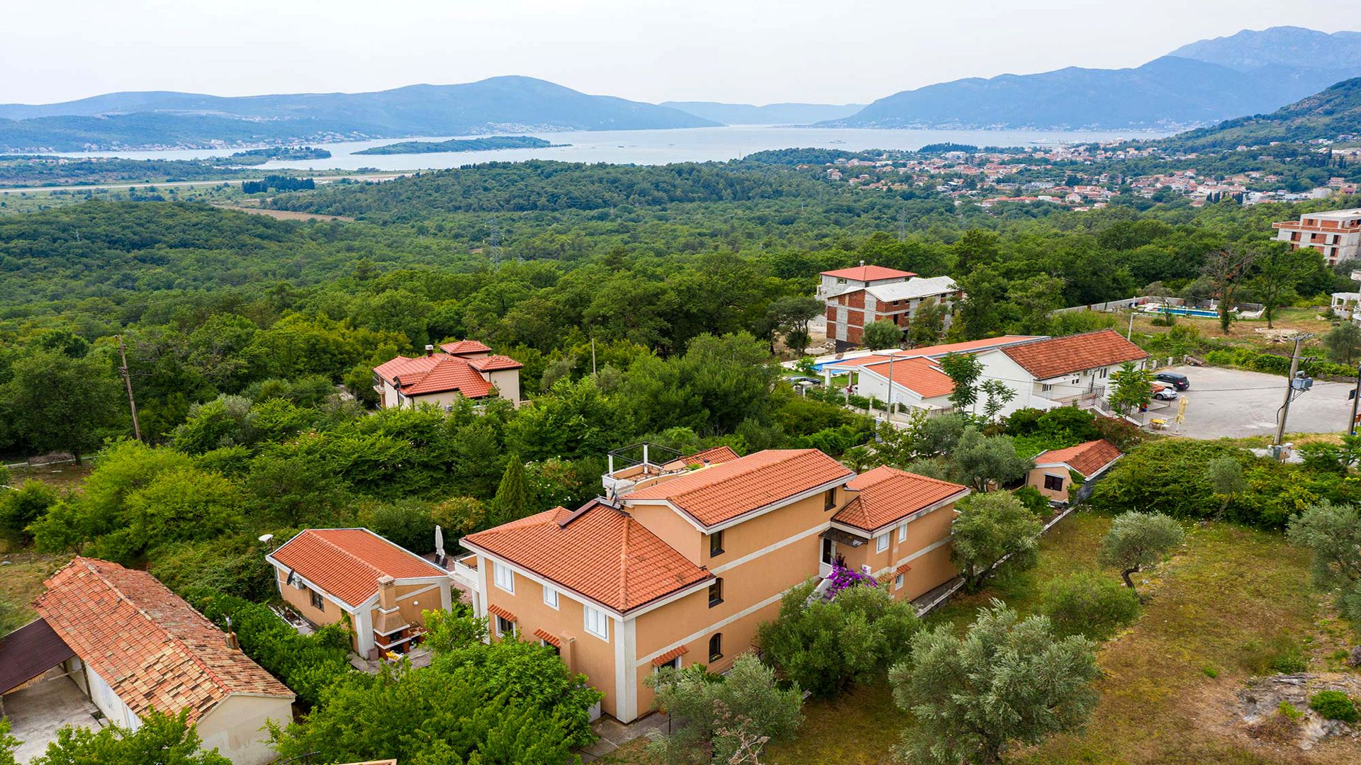 Na prodaju kuća sa bazenom,Kavač-Kotor - Amfora Real Estate